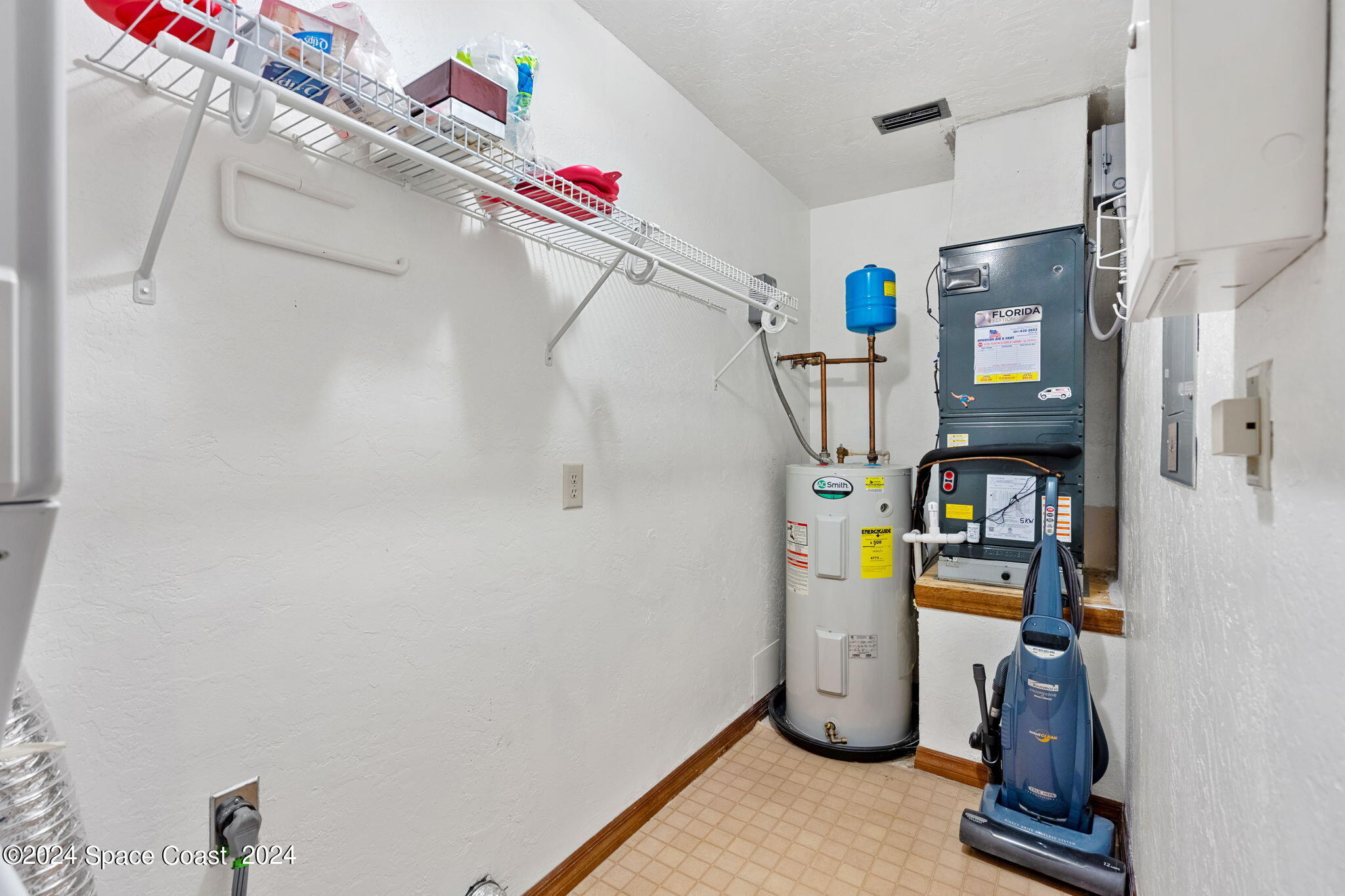 9040 York Lane, 16