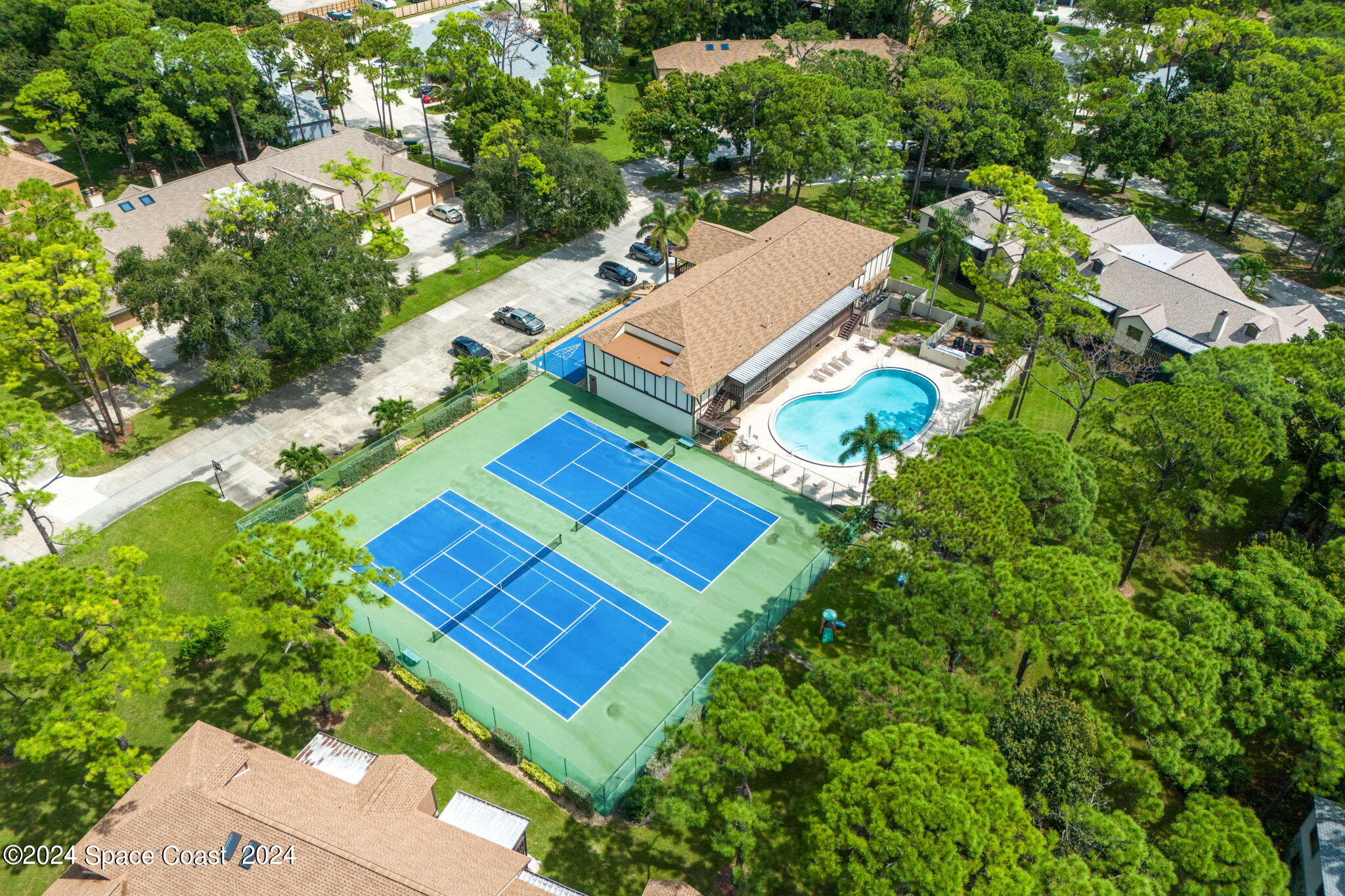 9040 York Lane, 16