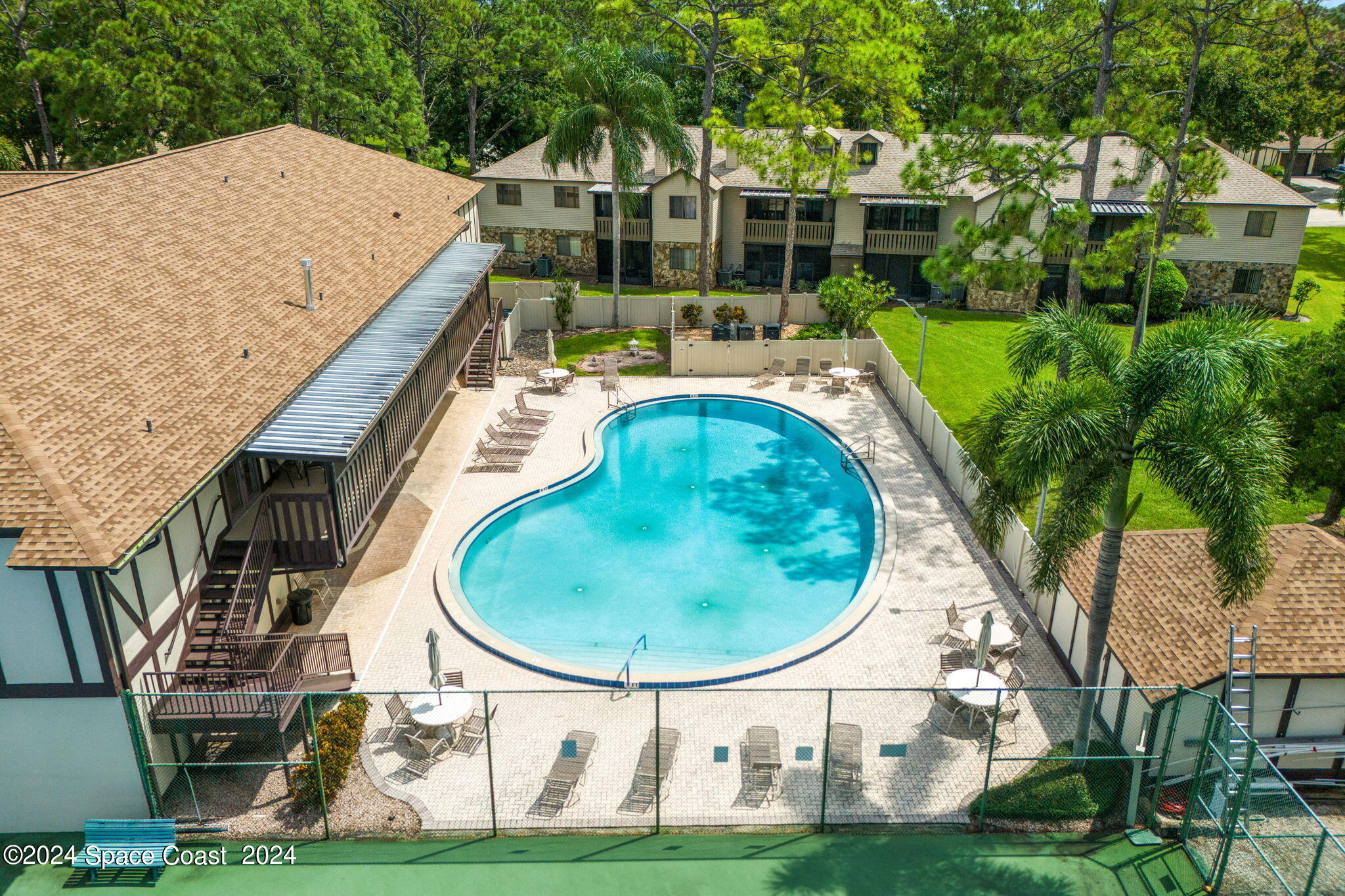 9040 York Lane, 16