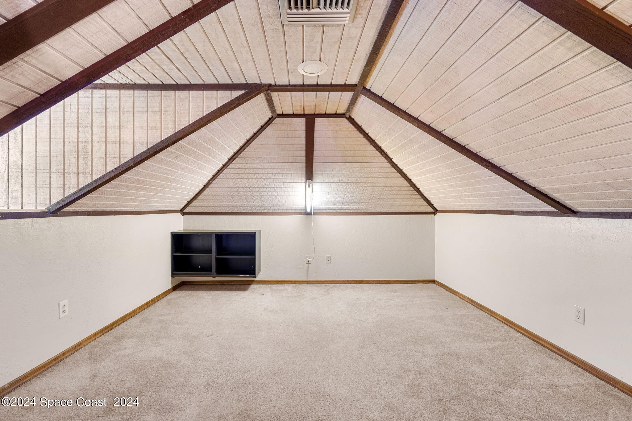 9040 York Lane, 16