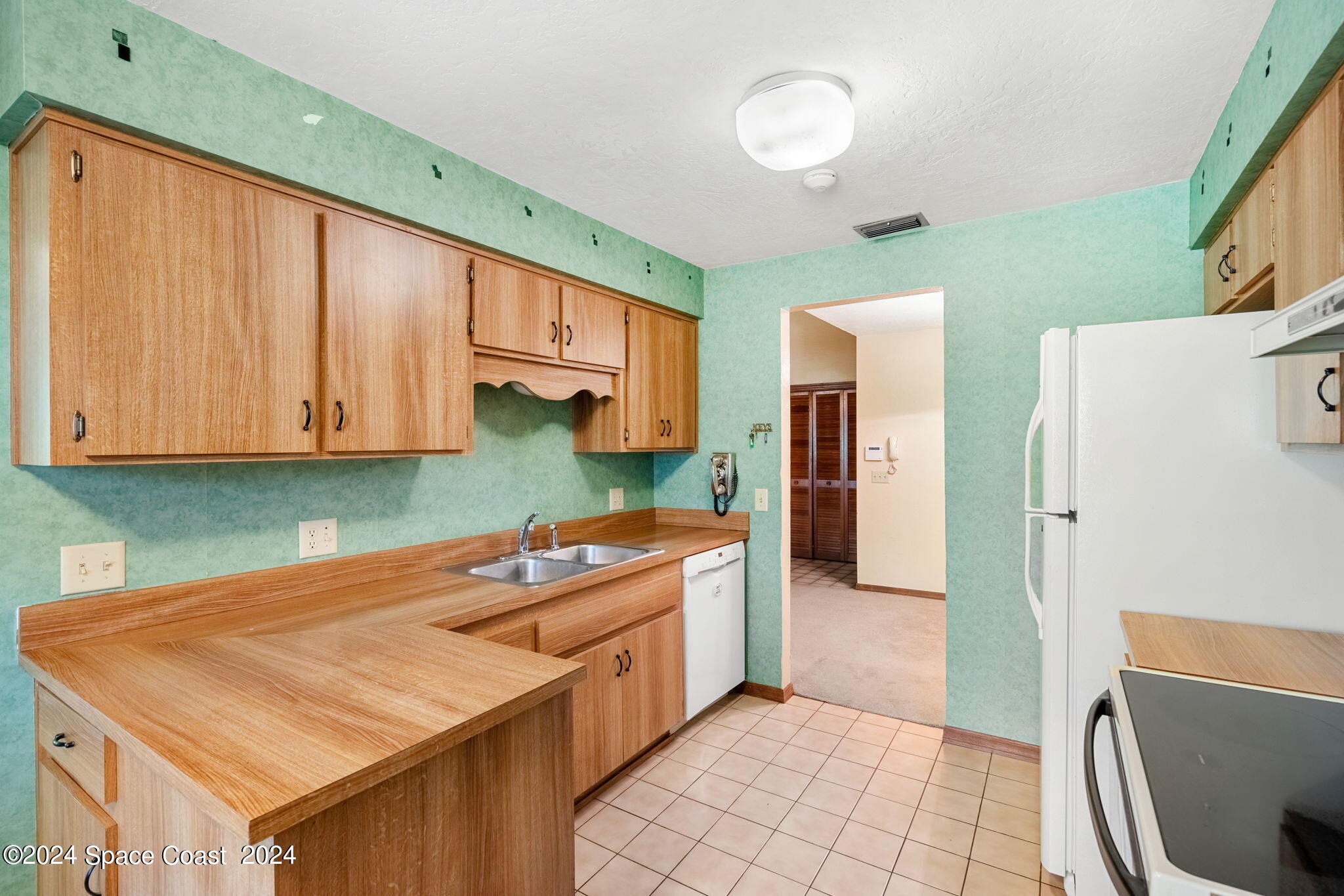 9040 York Lane, 16