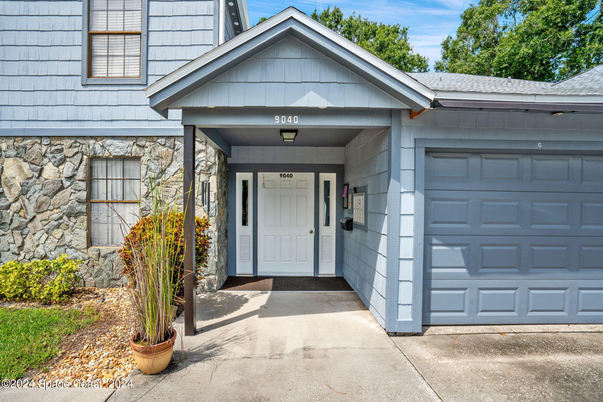 9040 York Lane, 16
