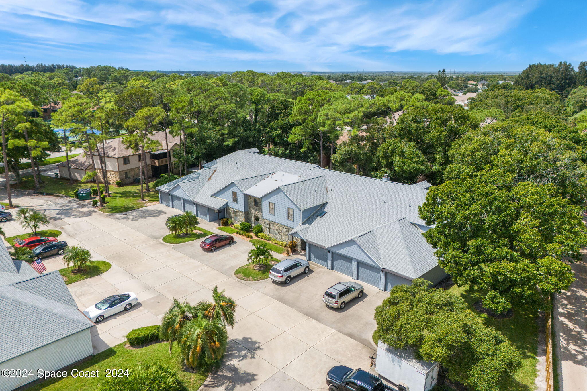 9040 York Lane, 16