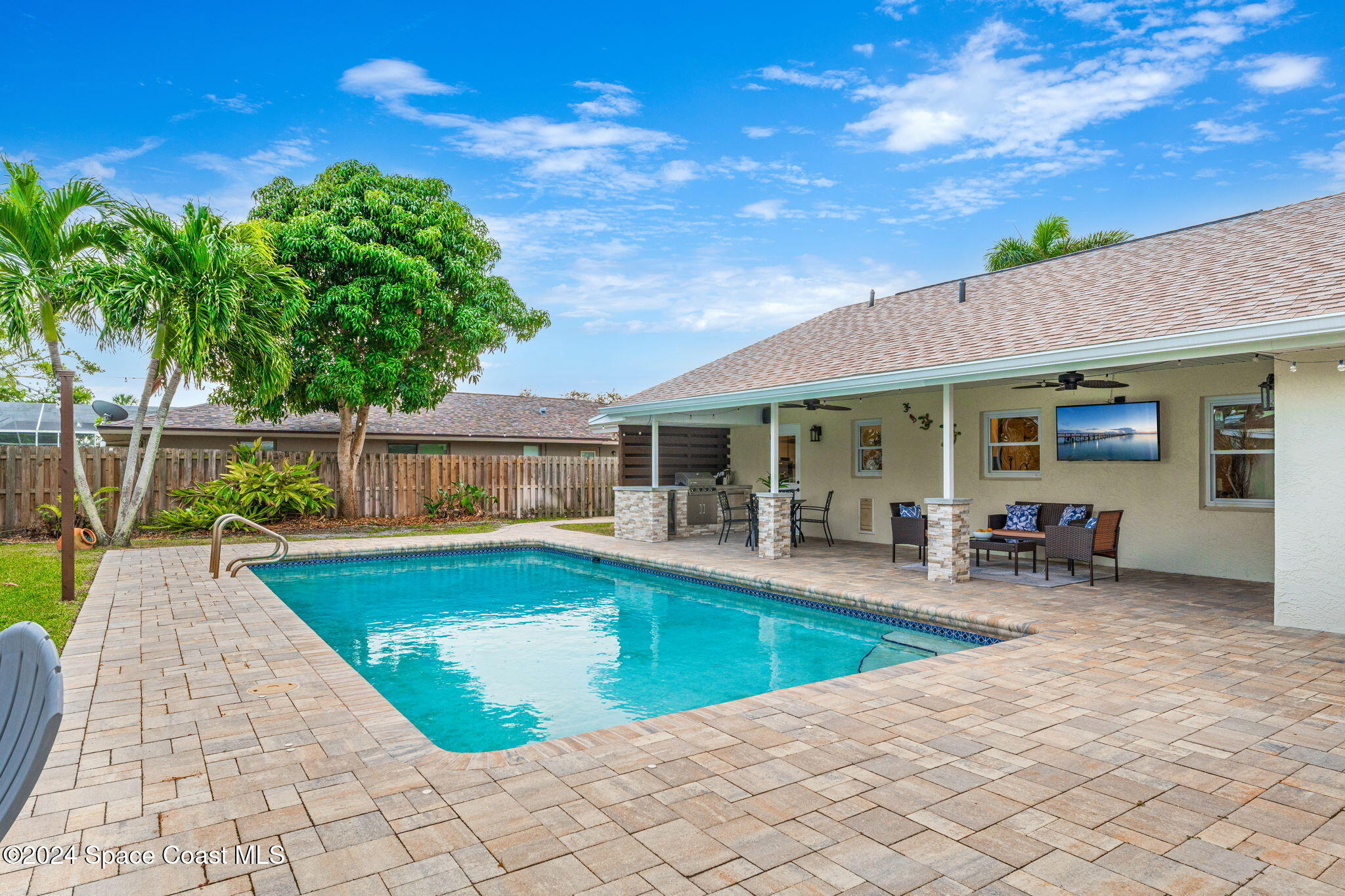512 Latania Palm Drive