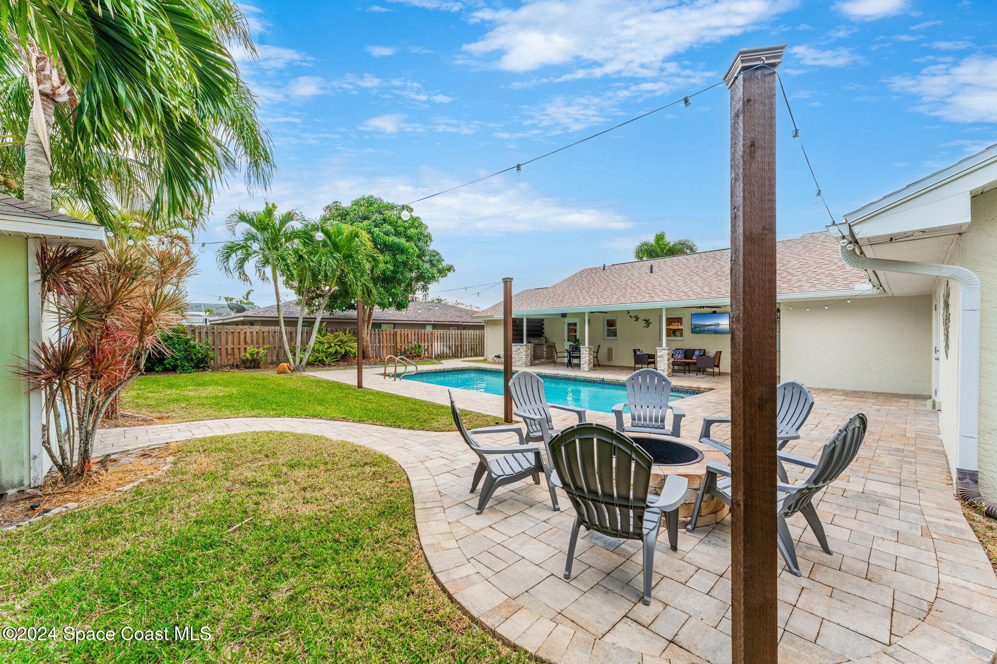 512 Latania Palm Drive