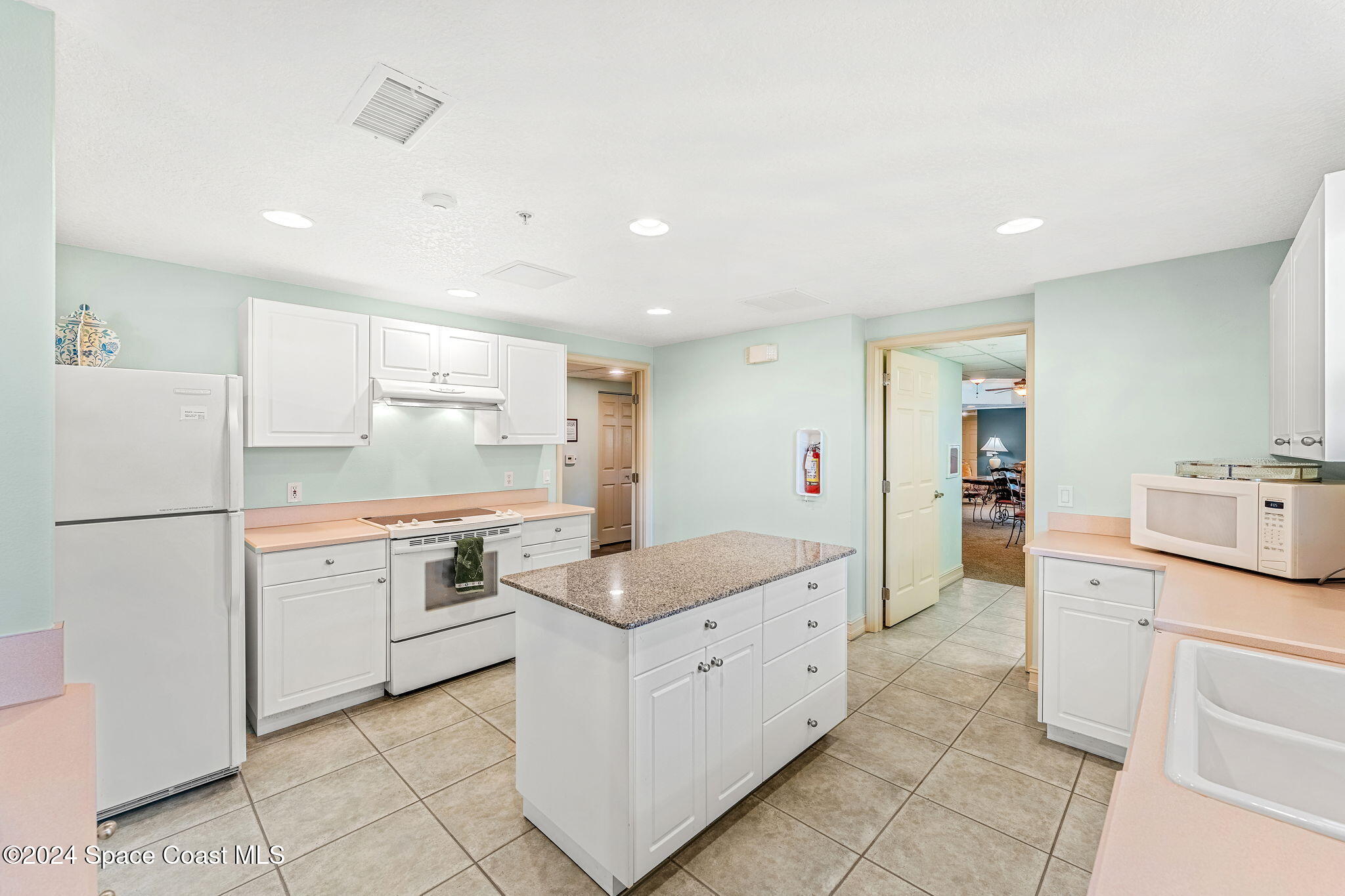 425 Pierce Avenue, 406