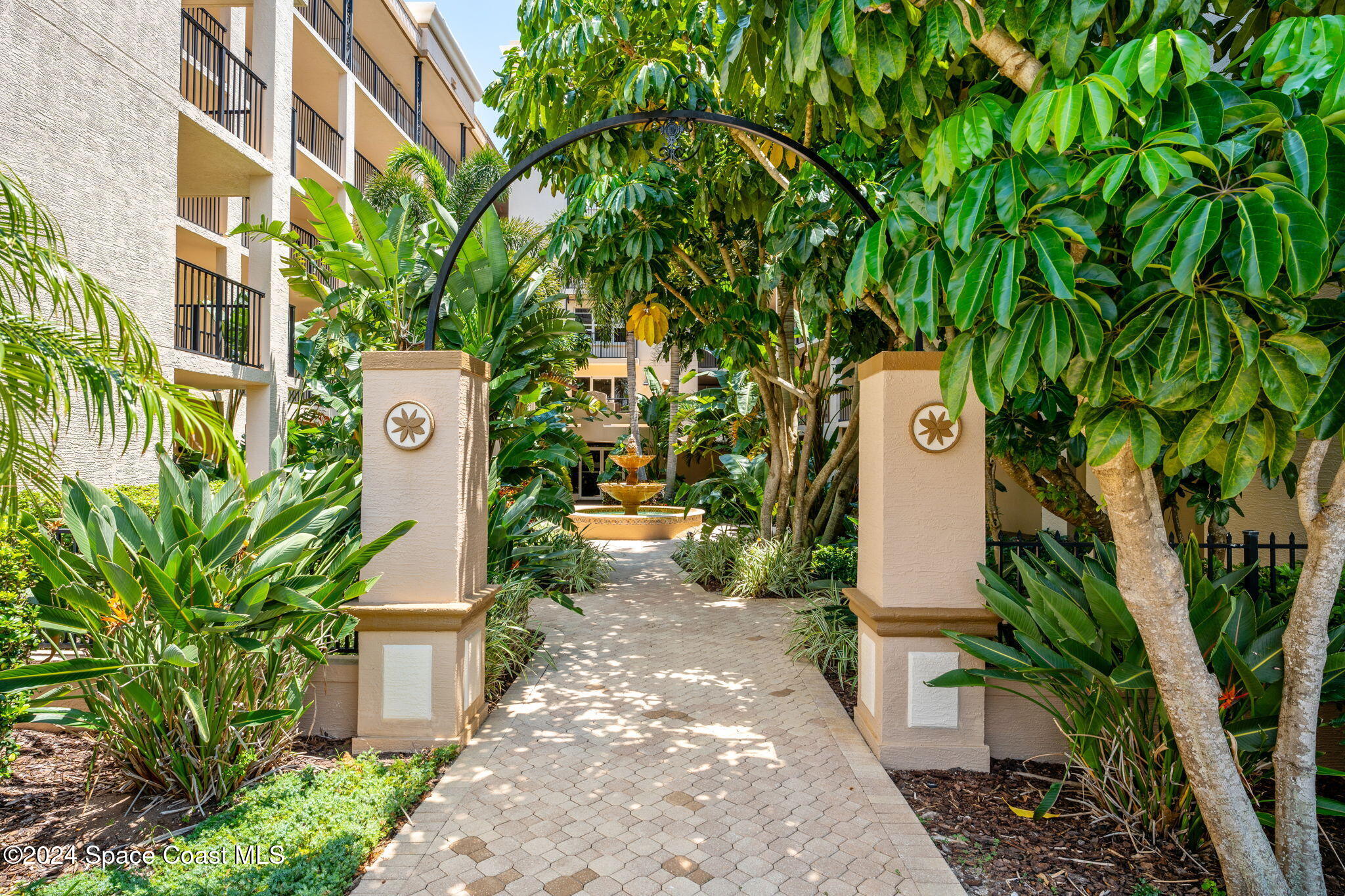 425 Pierce Avenue, 406
