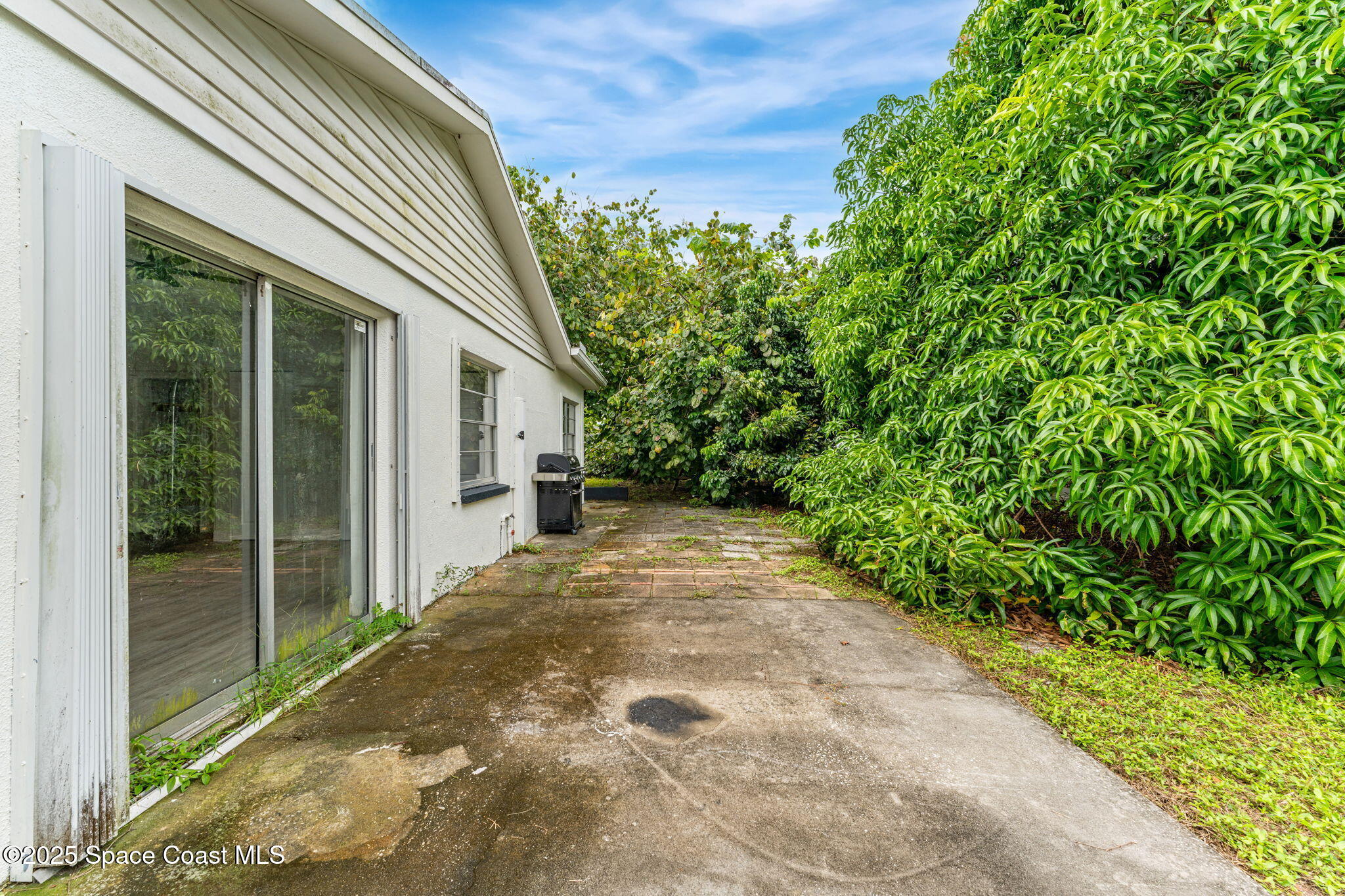 12 Holiday Park Boulevard NE