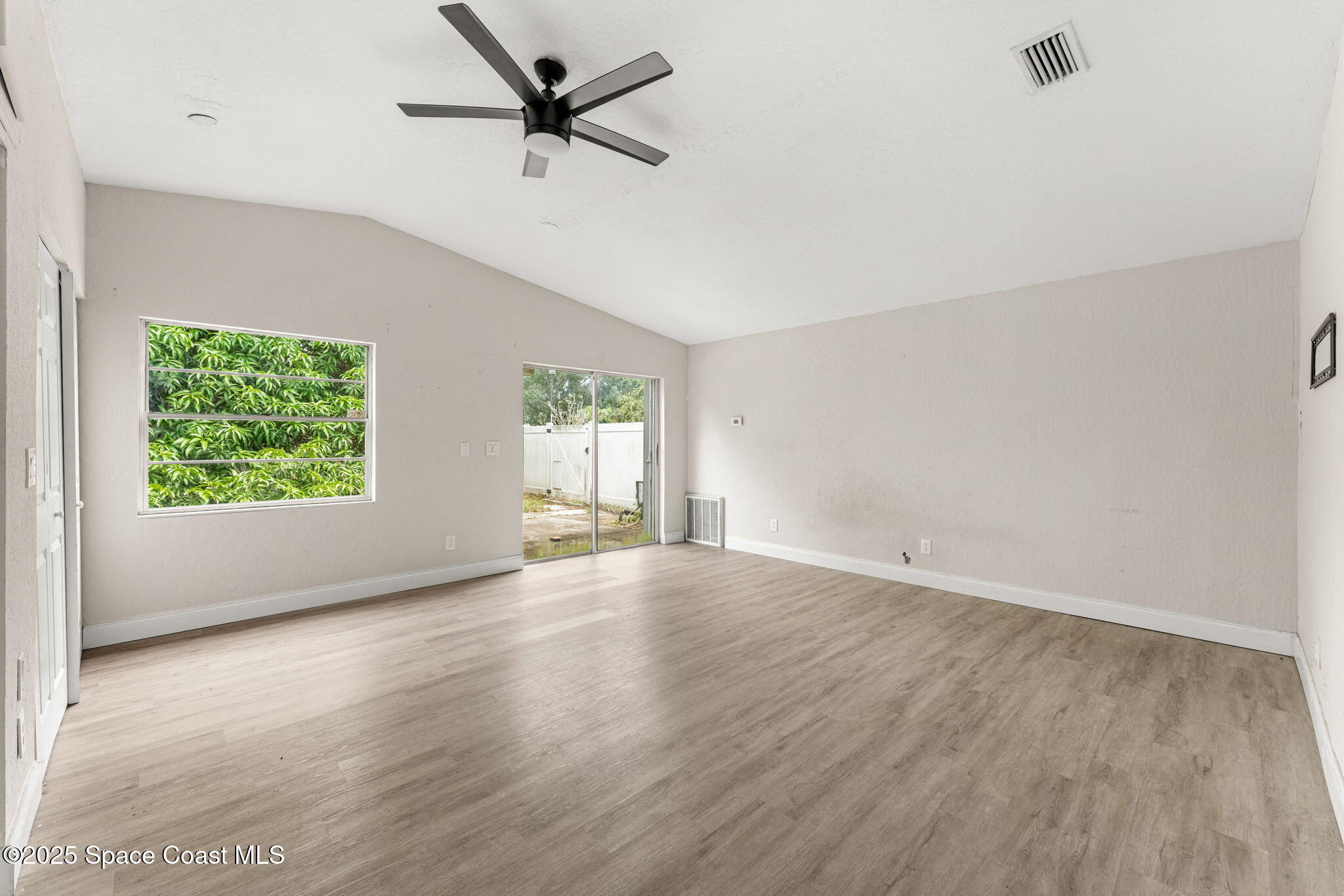 12 Holiday Park Boulevard NE