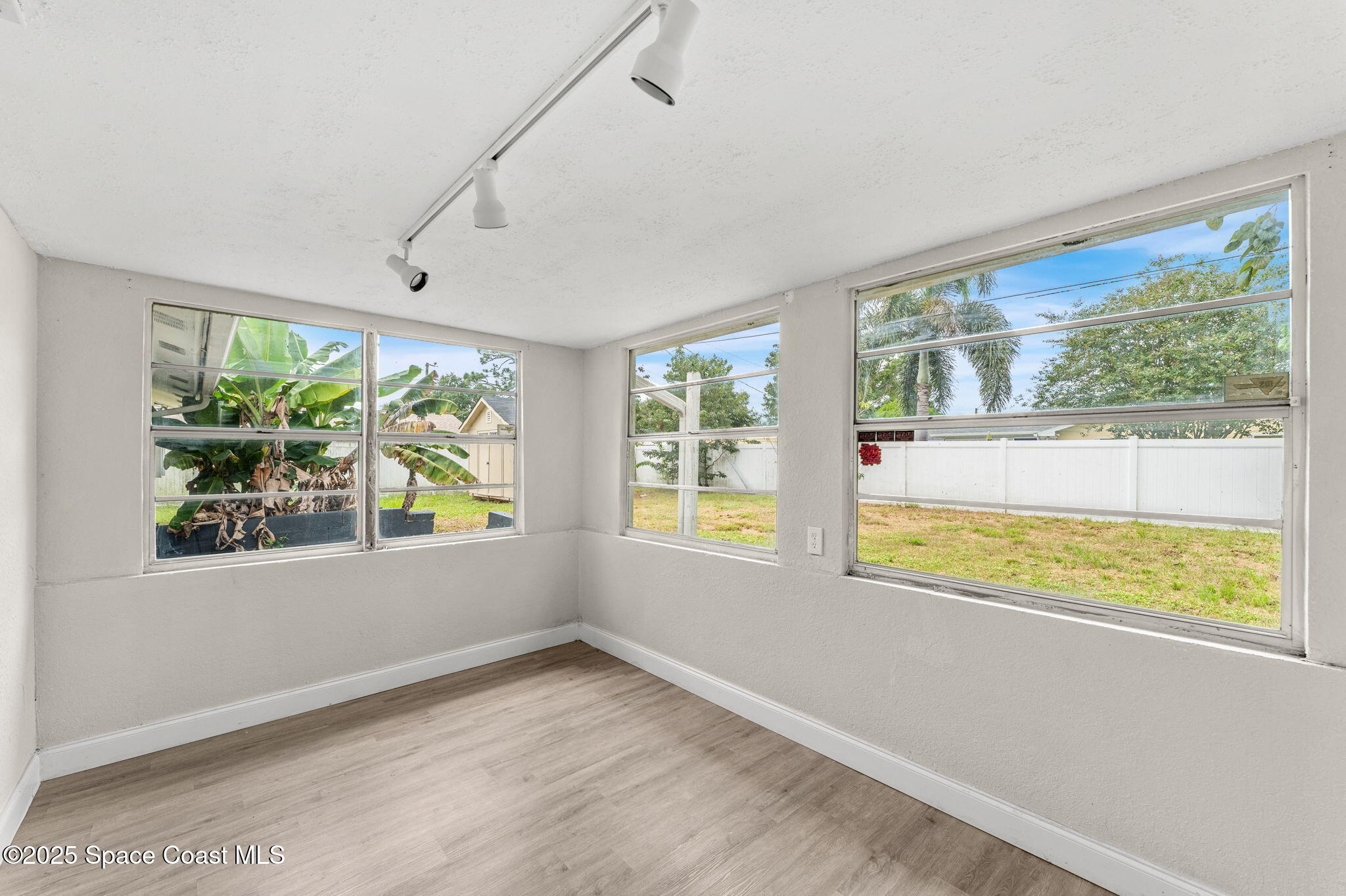 12 Holiday Park Boulevard NE
