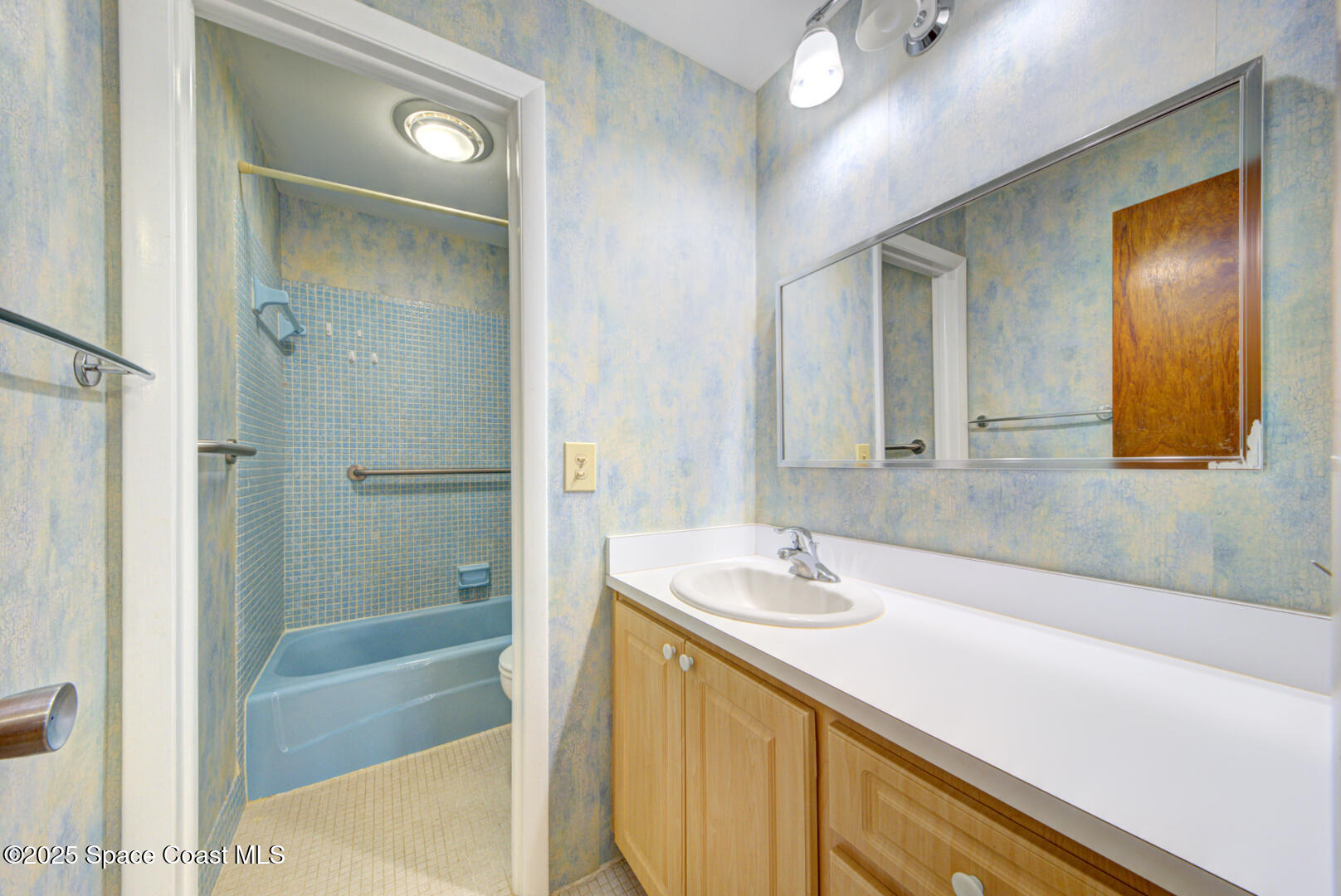 1903 Harrison Street, 203