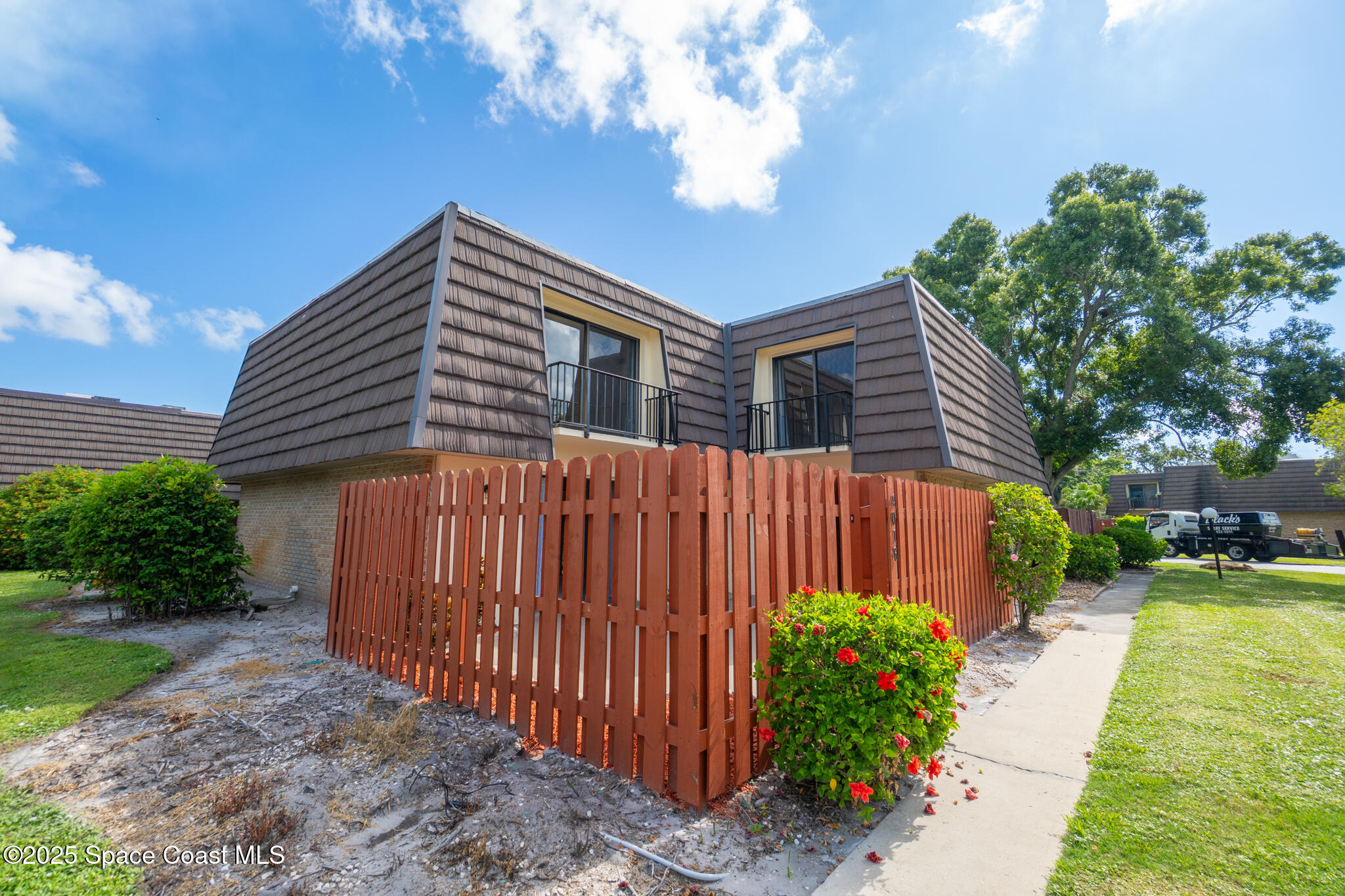 4016 Vista Oaks Circle NE