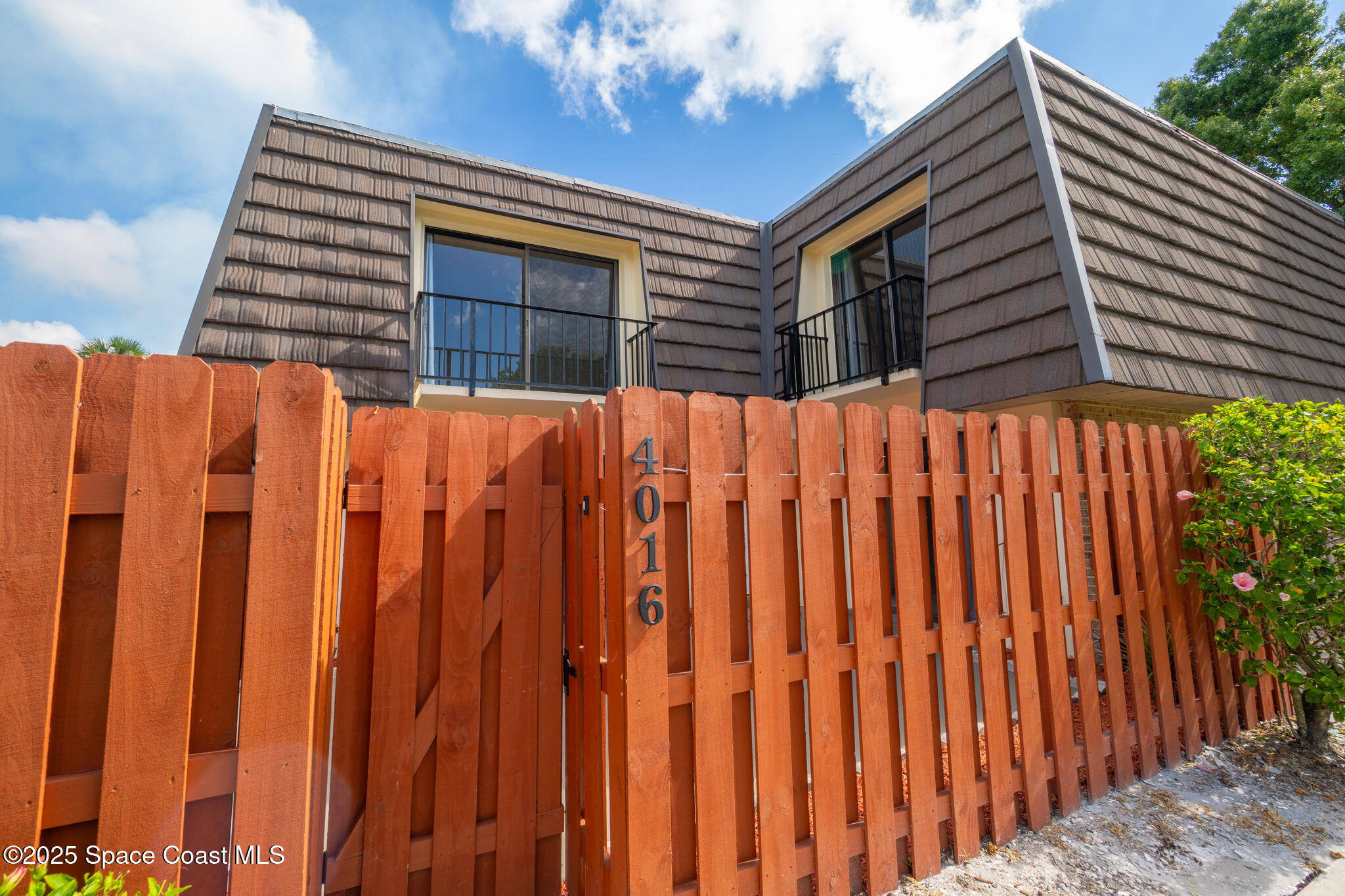 4016 Vista Oaks Circle NE