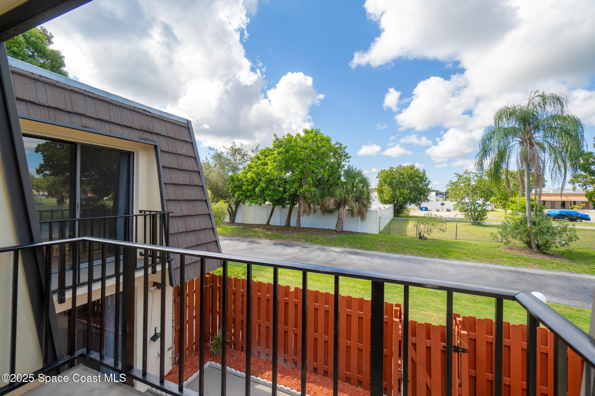 4016 Vista Oaks Circle NE