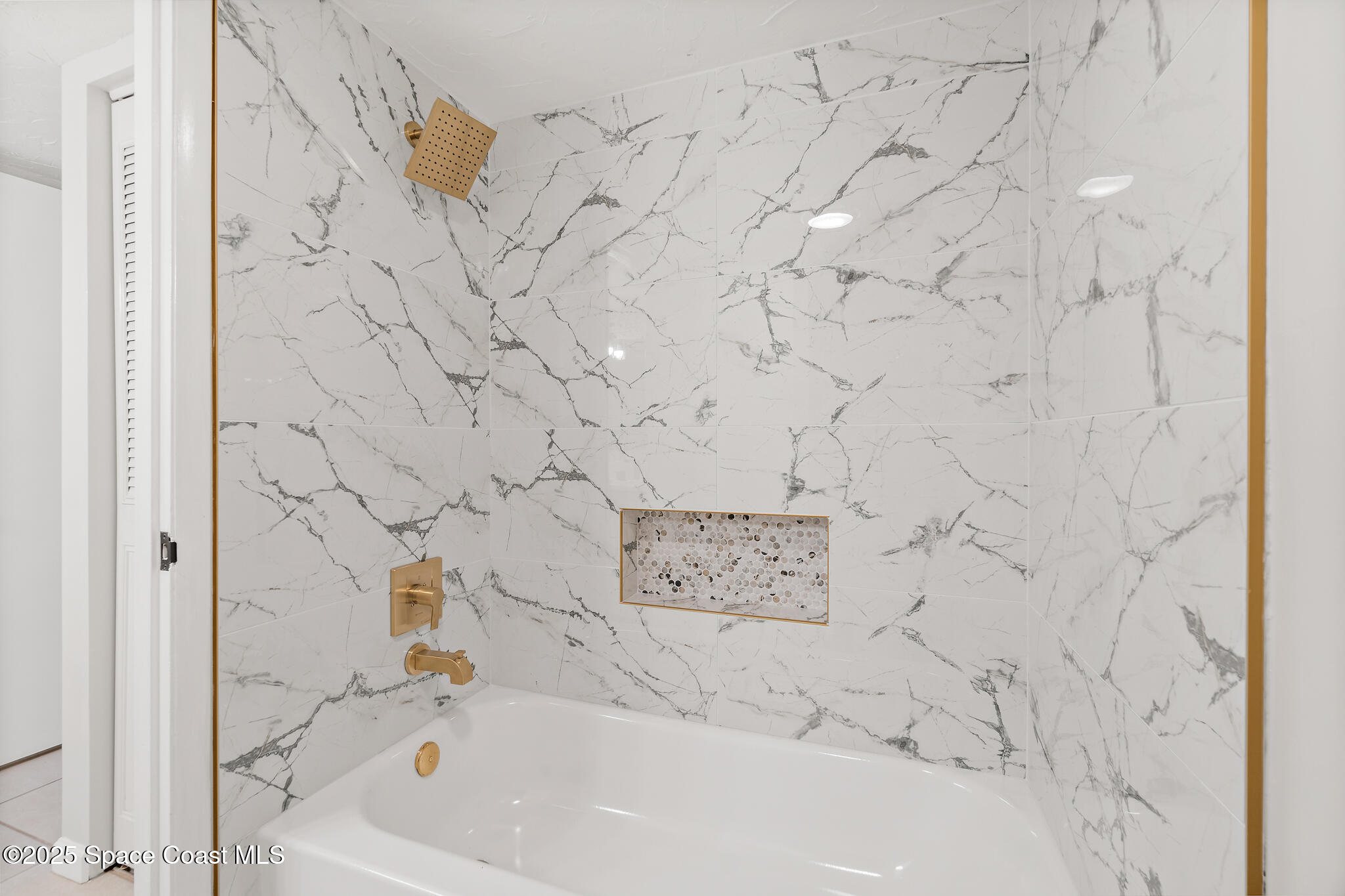 4016 Vista Oaks Circle NE