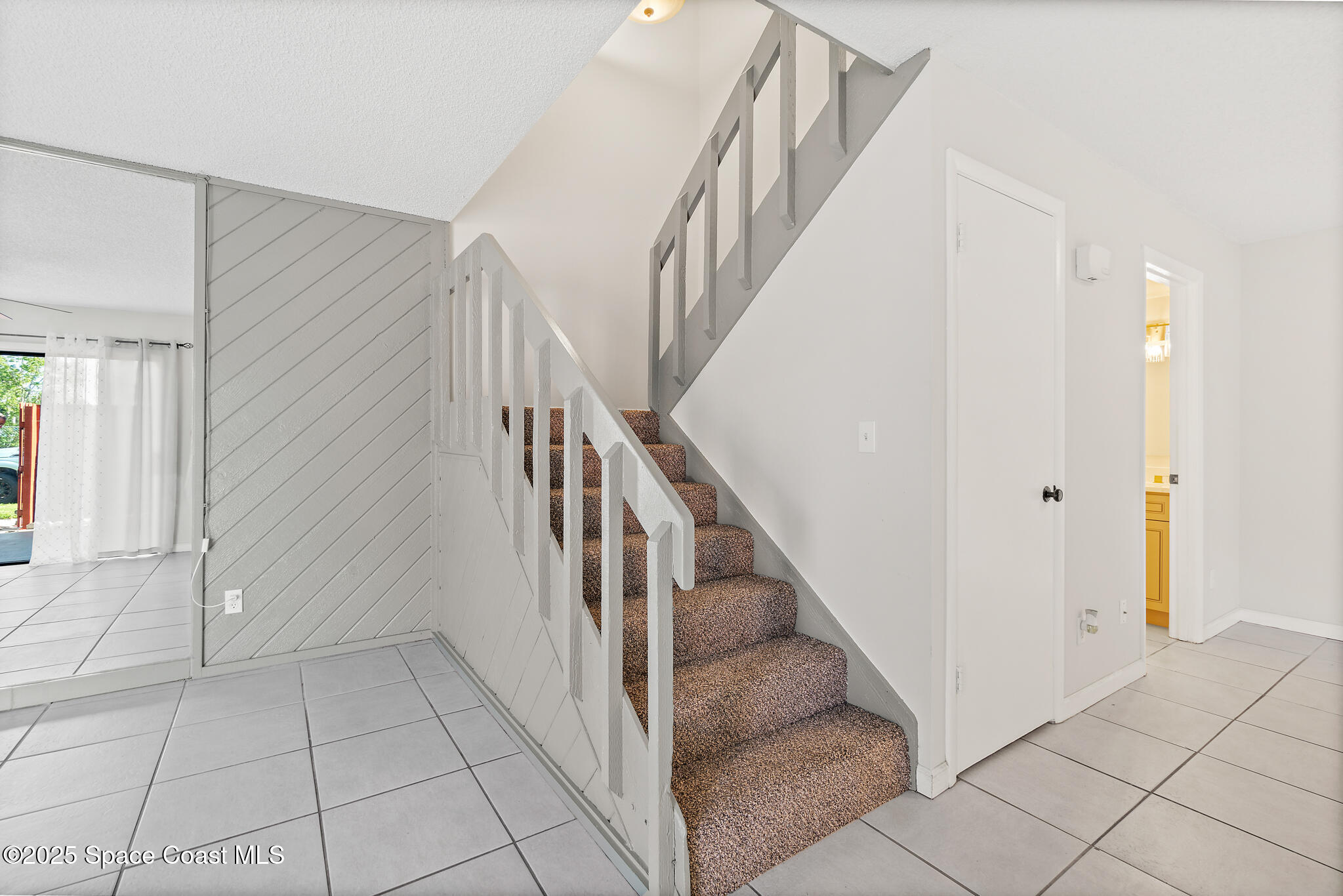 4016 Vista Oaks Circle NE