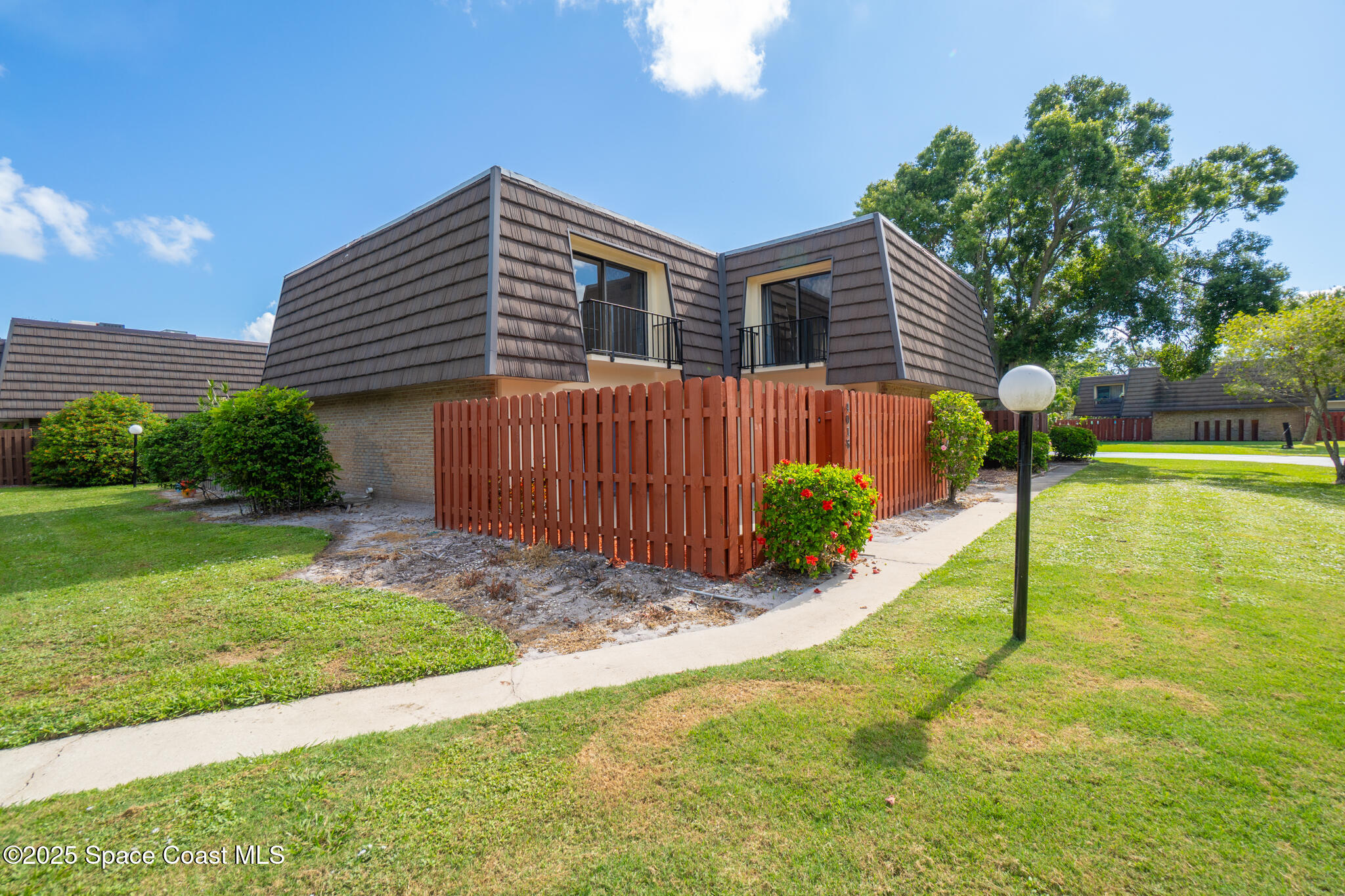 4016 Vista Oaks Circle NE