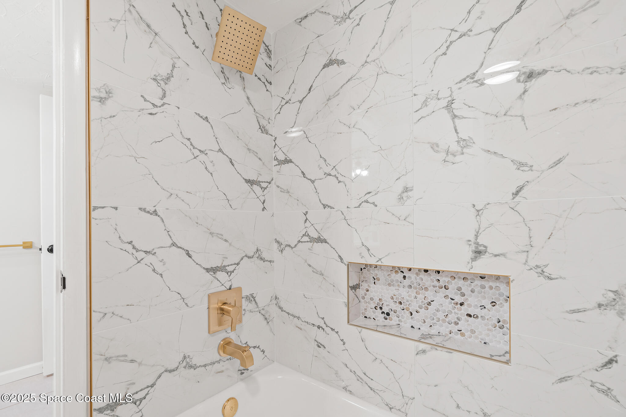 4016 Vista Oaks Circle NE