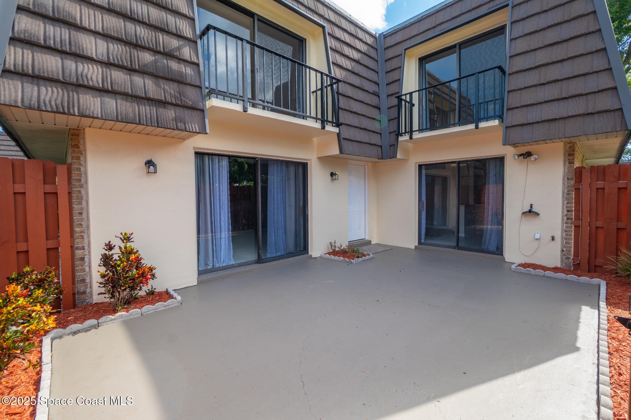 4016 Vista Oaks Circle NE