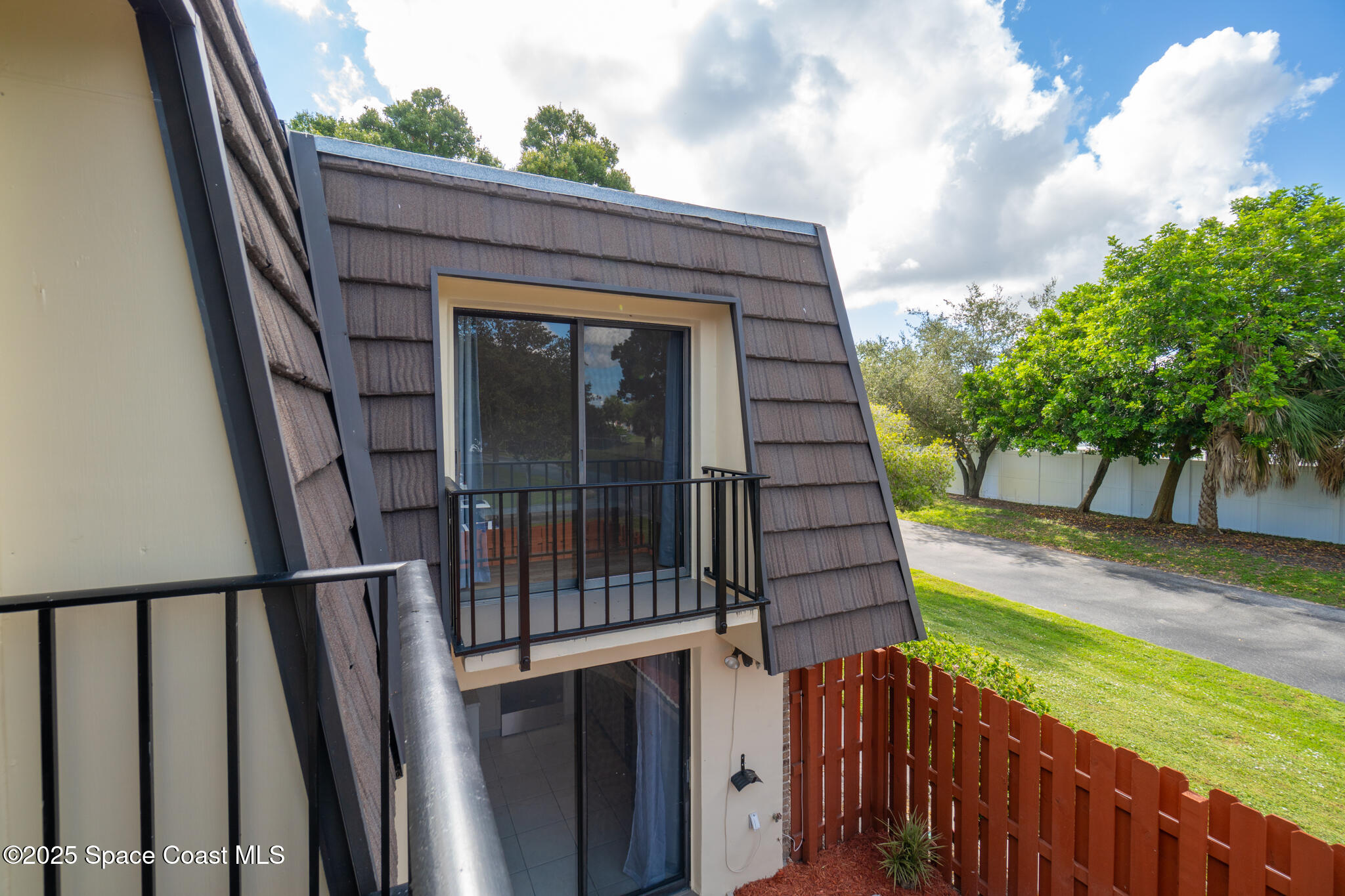 4016 Vista Oaks Circle NE