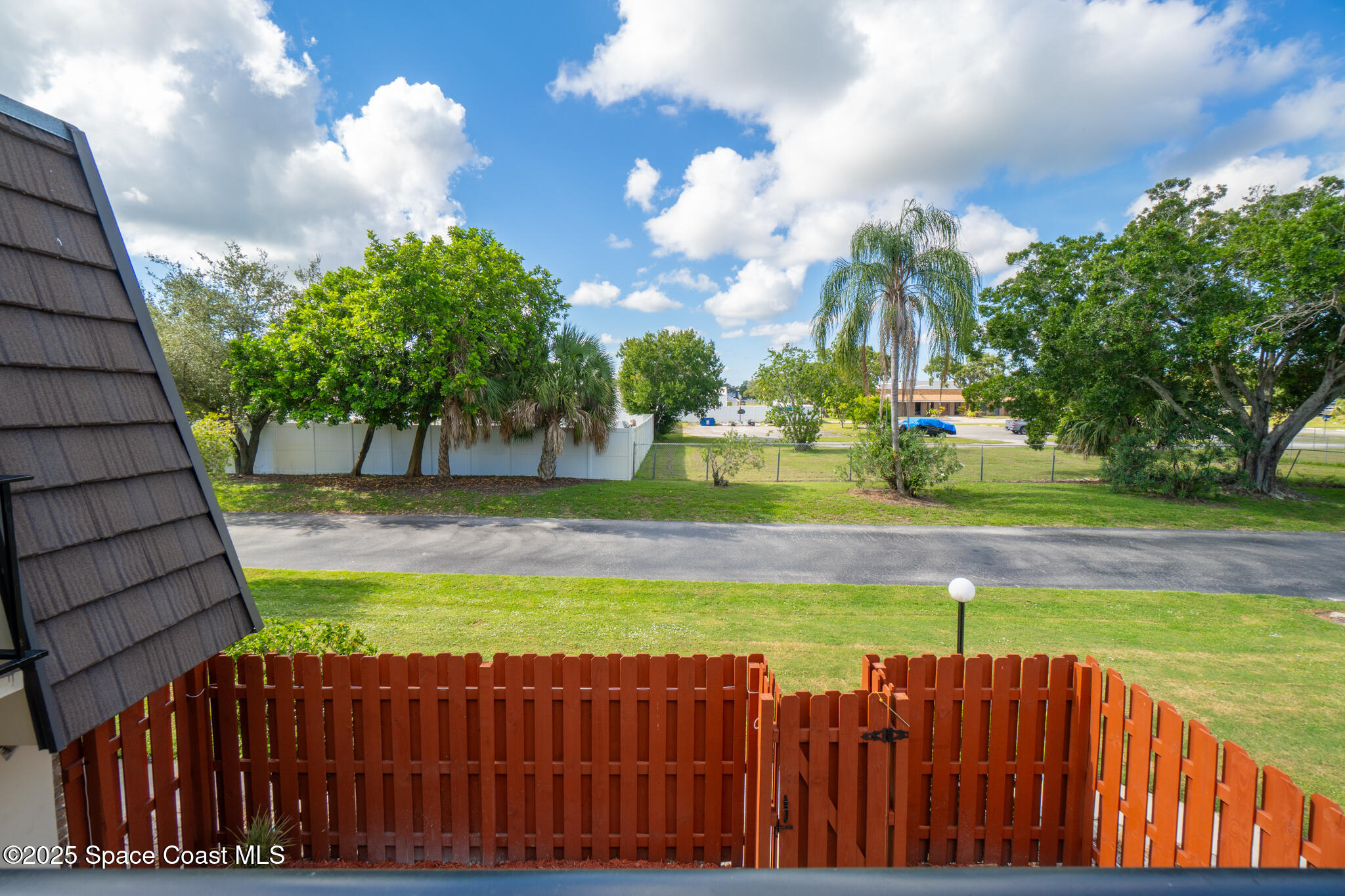 4016 Vista Oaks Circle NE