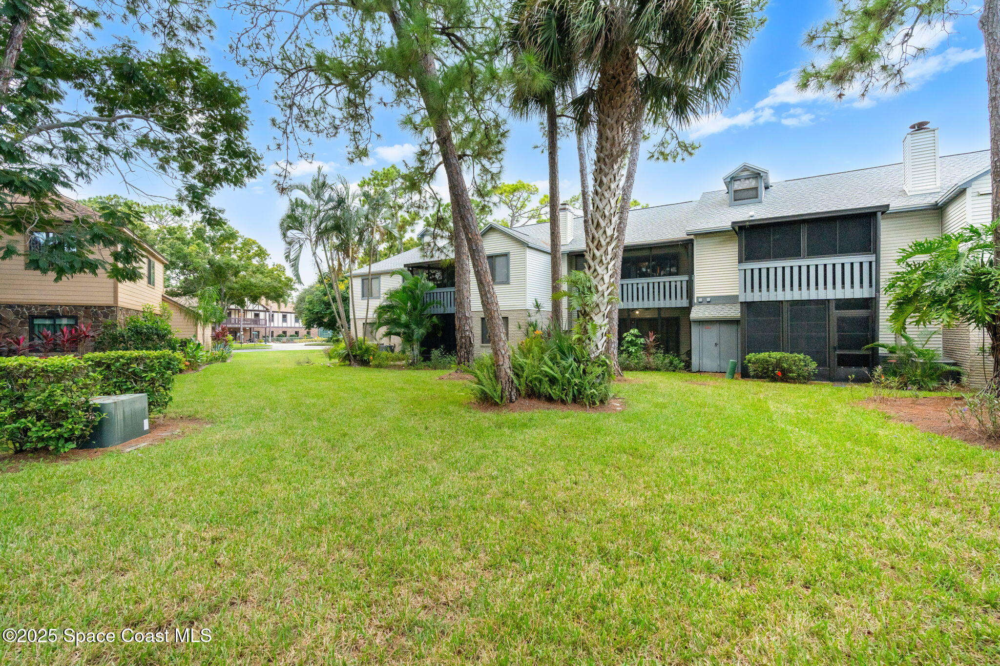 9045 York Lane, 15e
