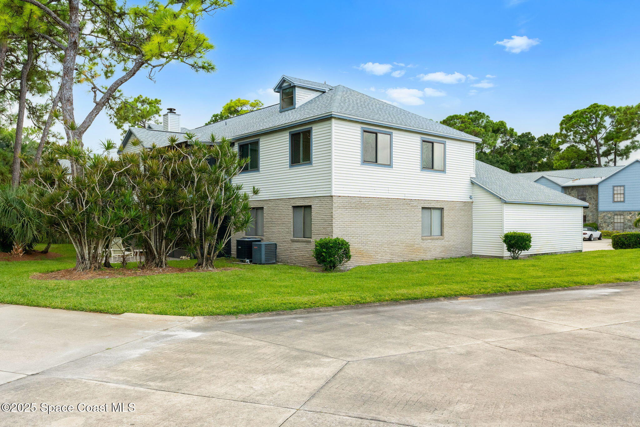 9045 York Lane, 15e