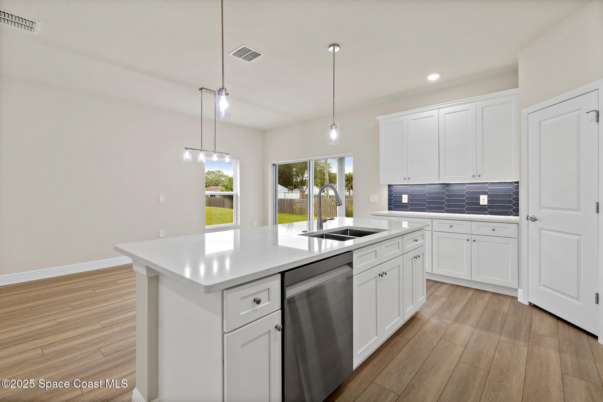 528 De Groodt Road SW