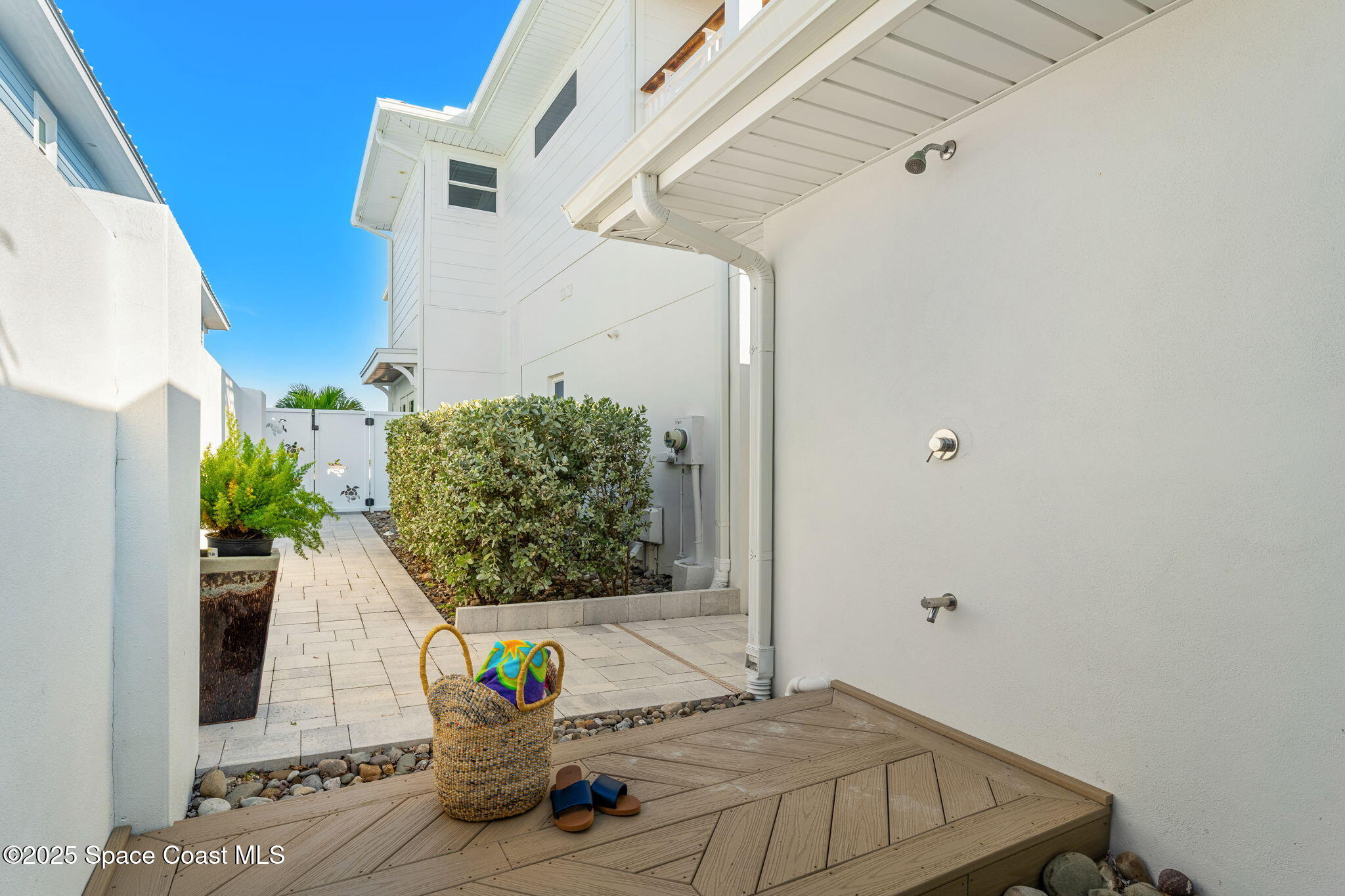 1081 S Atlantic Avenue