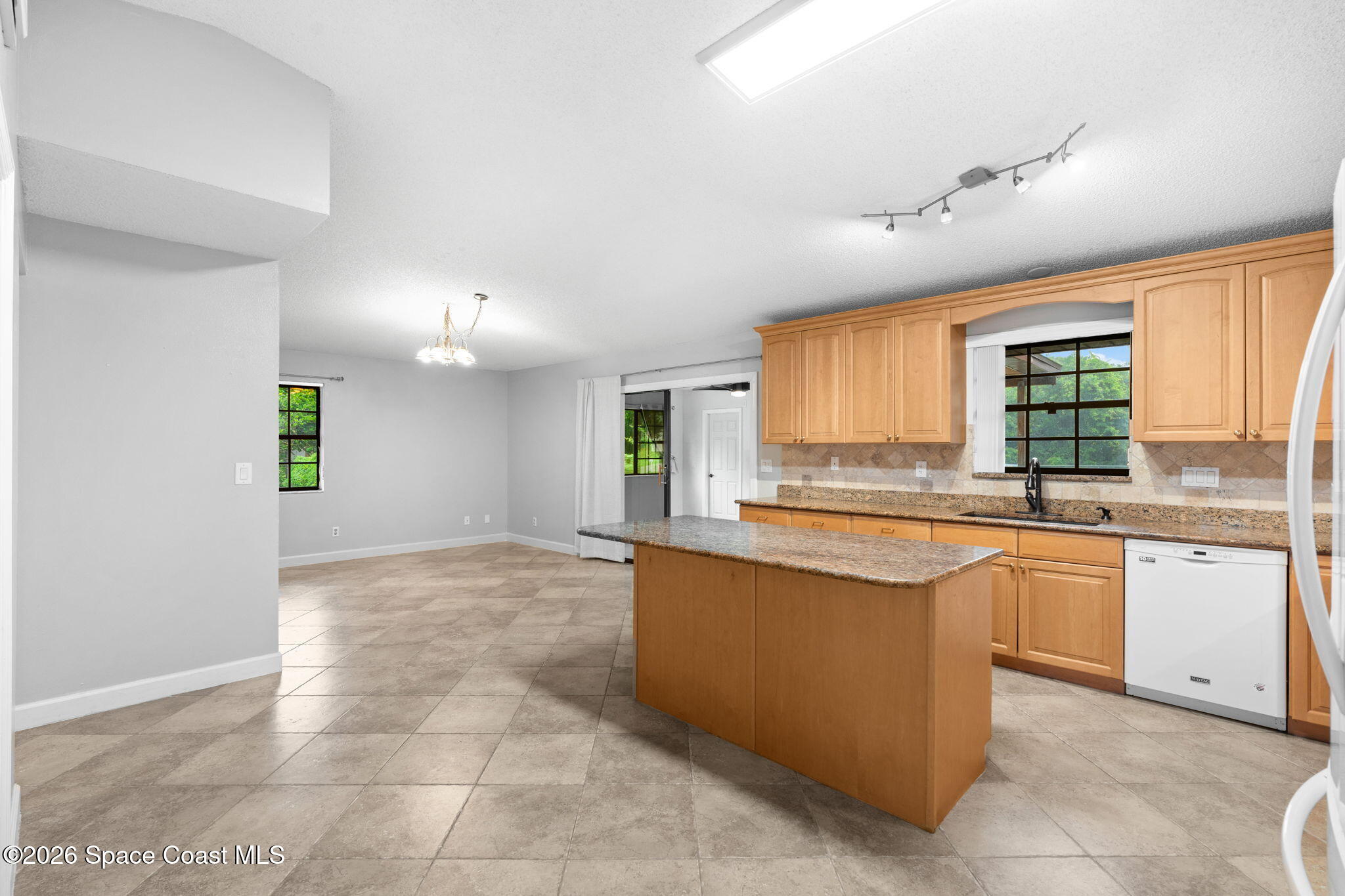 735 Pineda Avenue NE