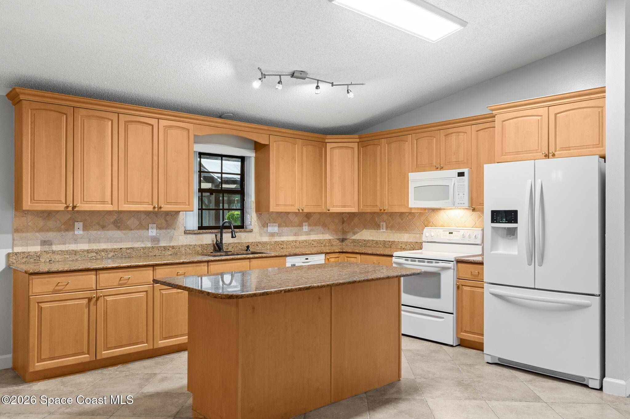 735 Pineda Avenue NE