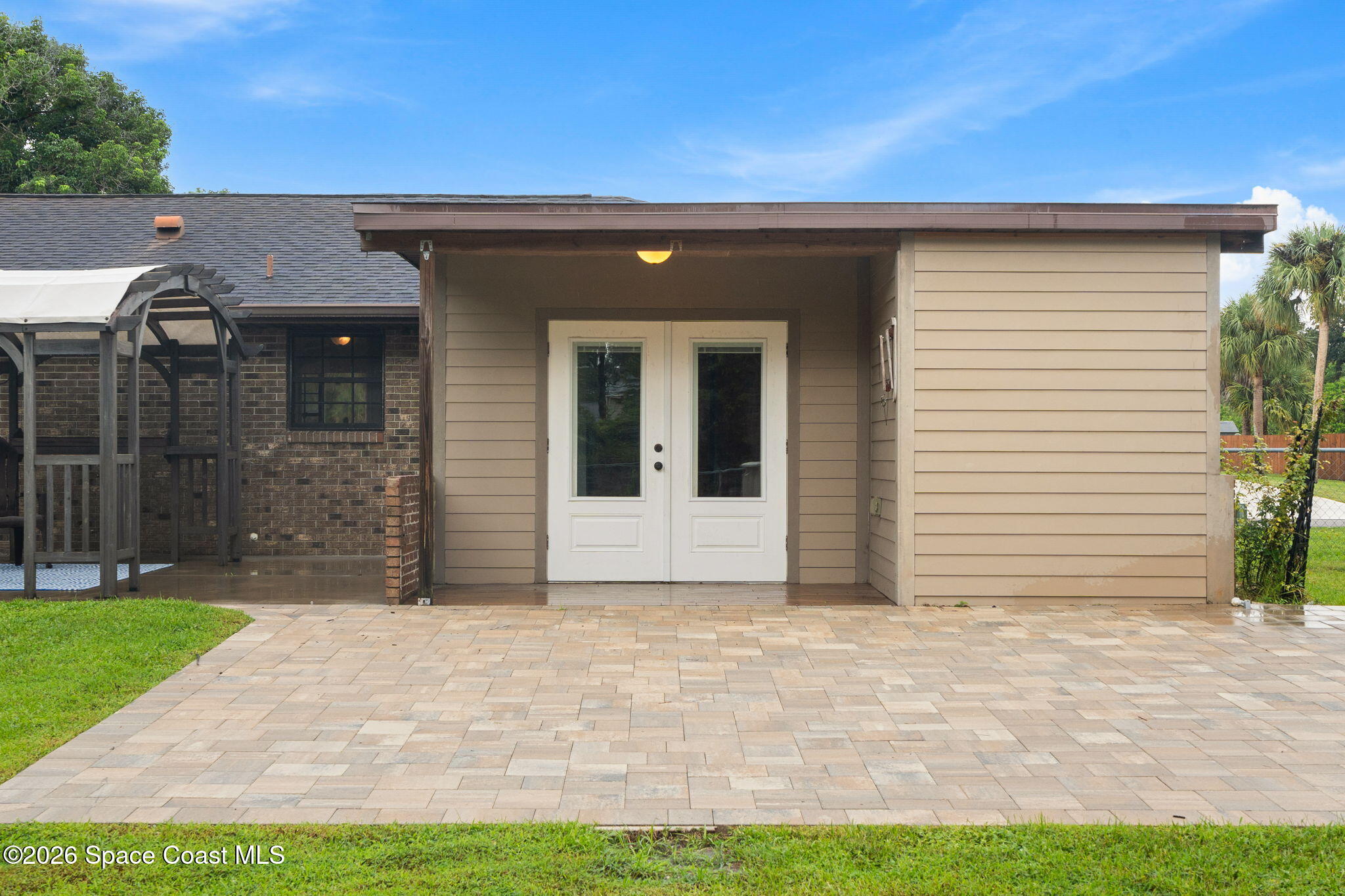 735 Pineda Avenue NE