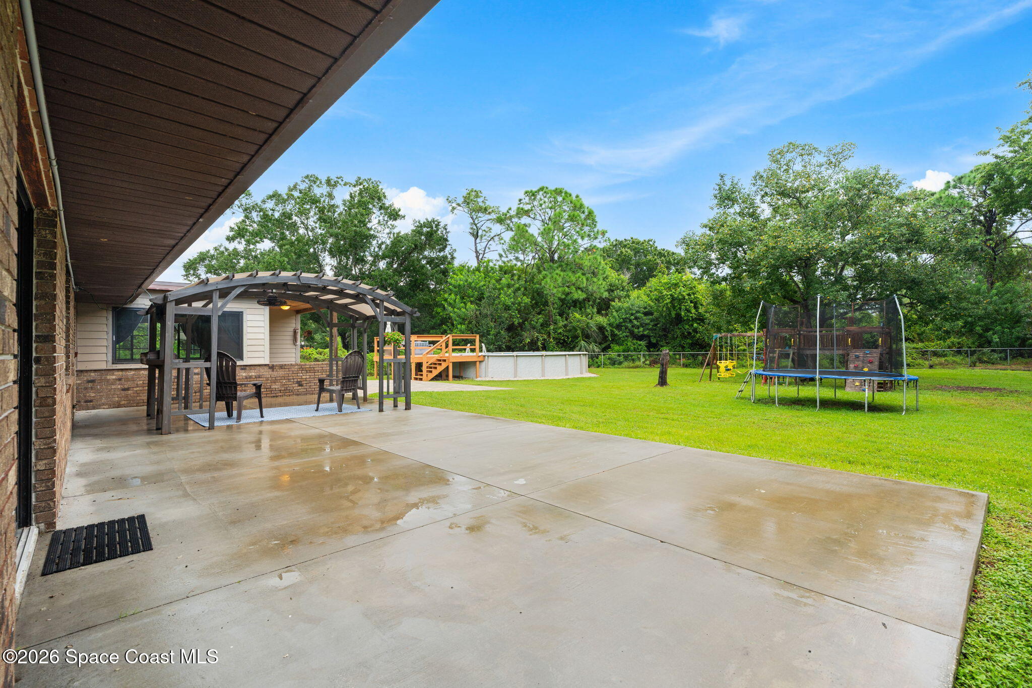 735 Pineda Avenue NE