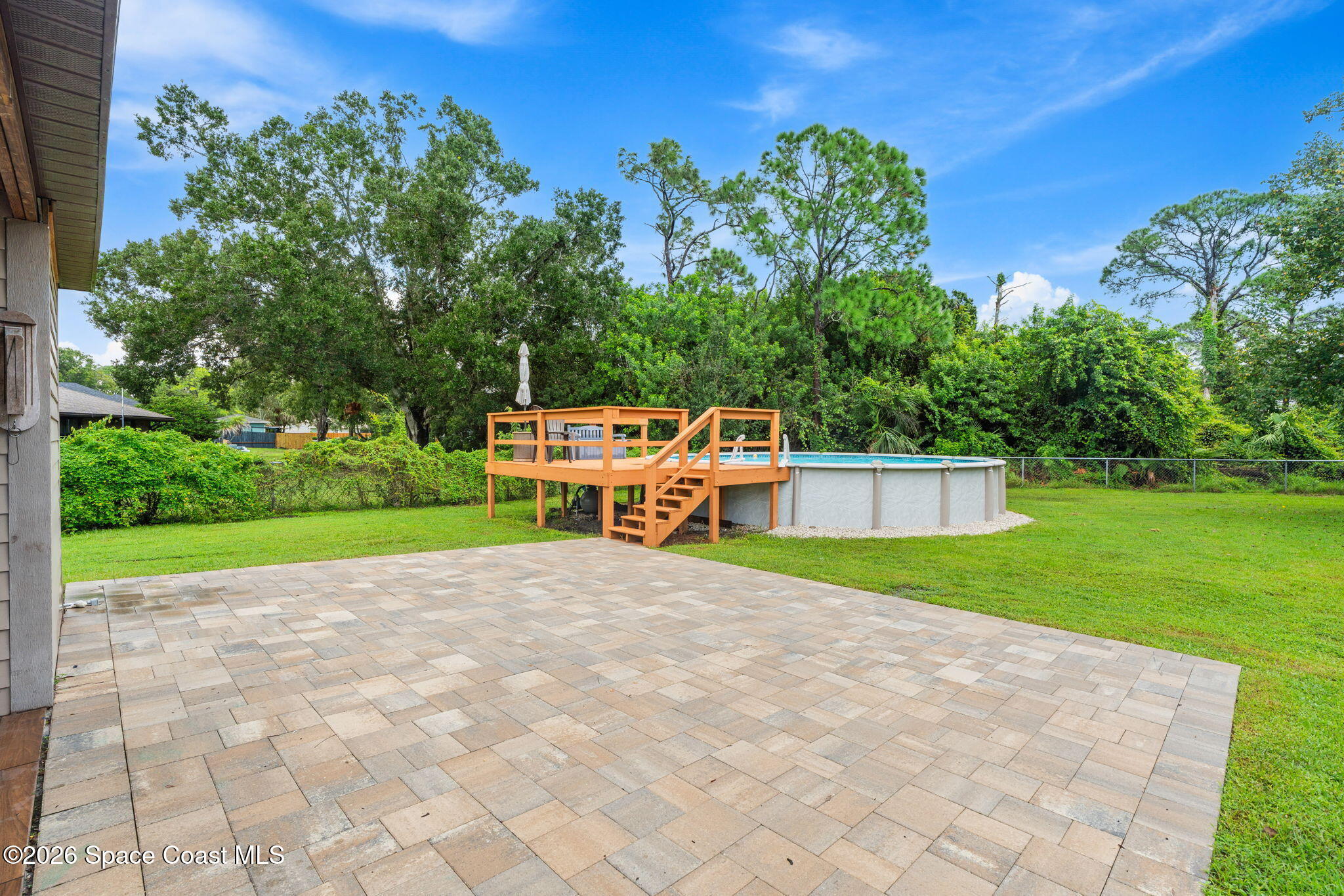 735 Pineda Avenue NE
