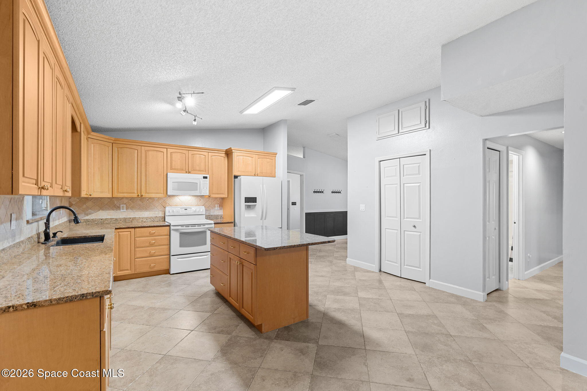 735 Pineda Avenue NE