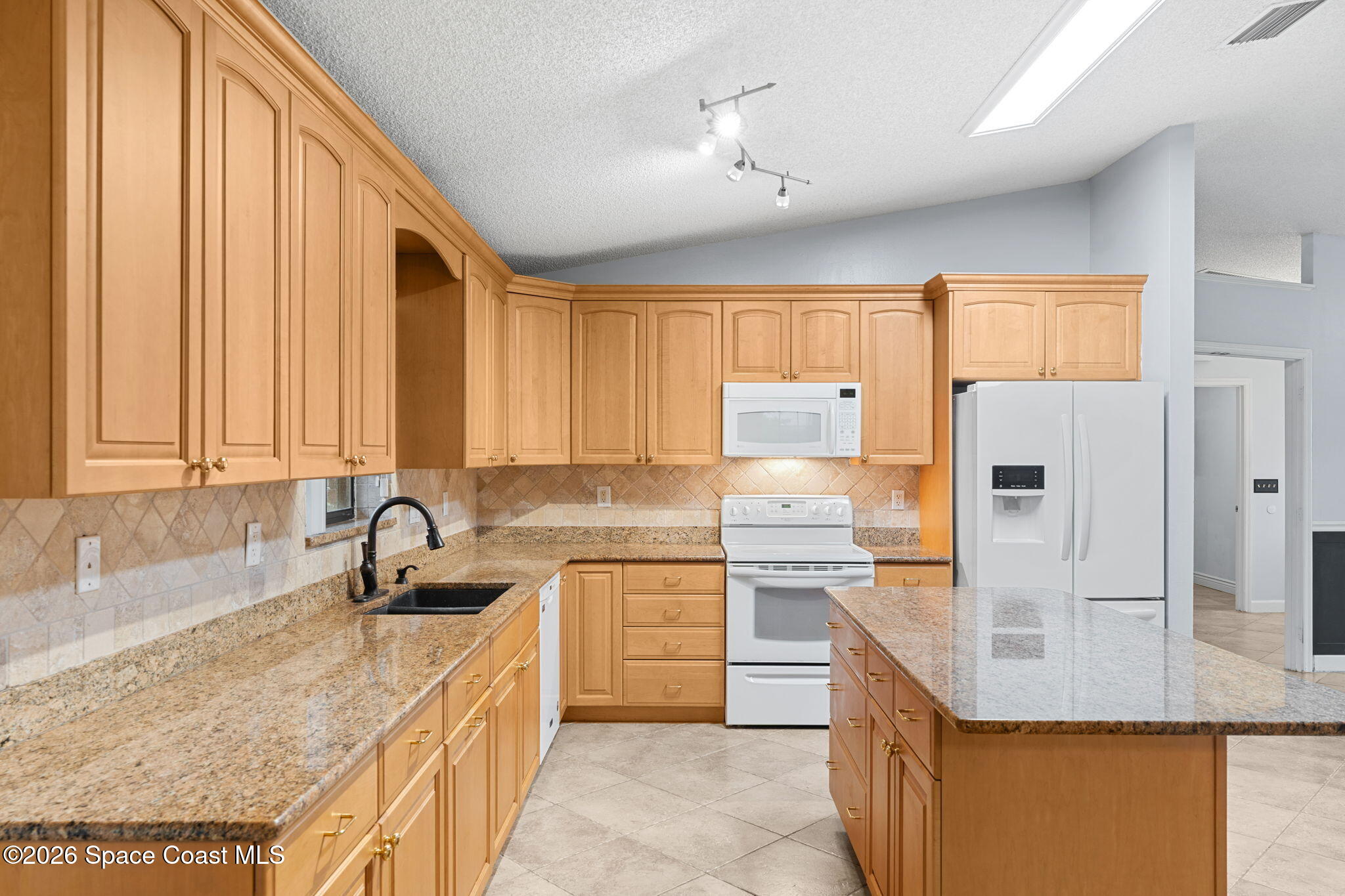 735 Pineda Avenue NE