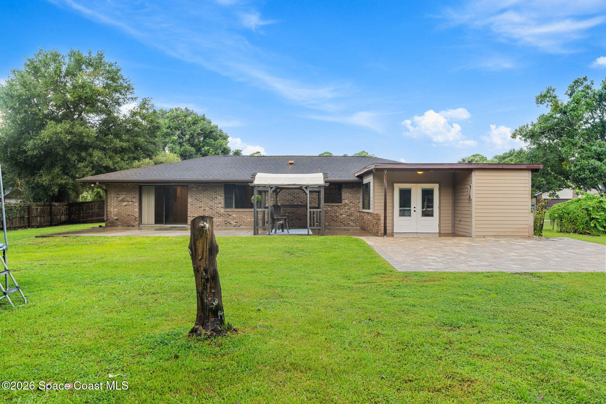 735 Pineda Avenue NE