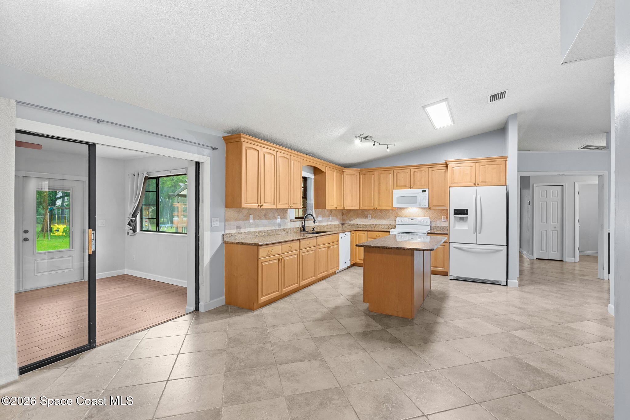 735 Pineda Avenue NE