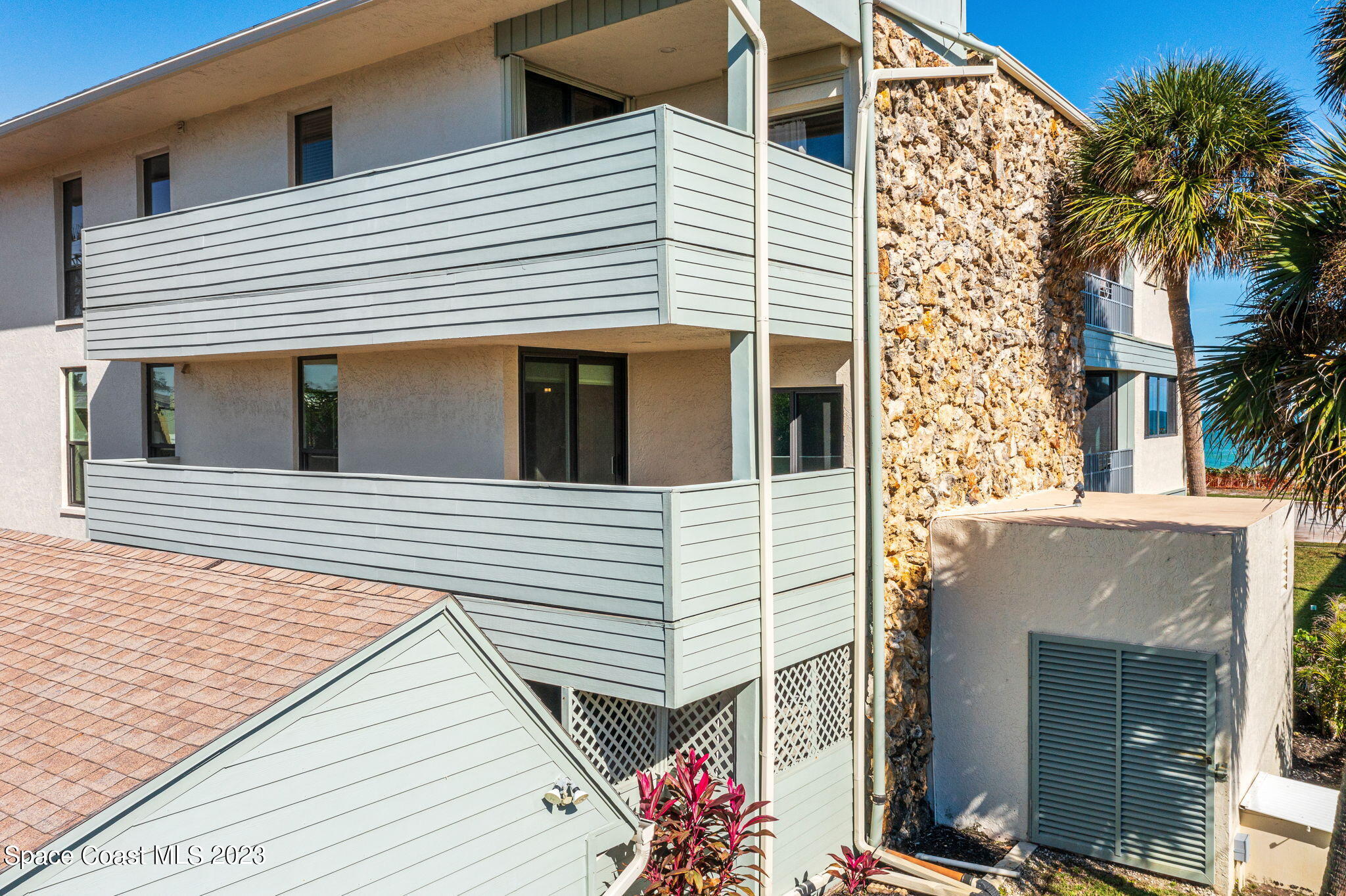 700 Wavecrest Ave, Unit 206