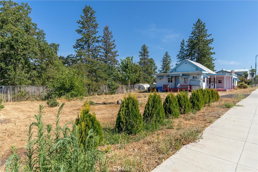 5577 Almond Street 1