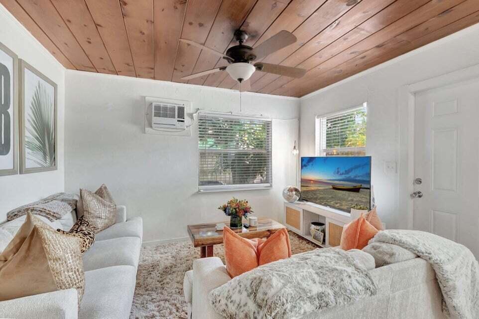 327 SE 3rd Avenue