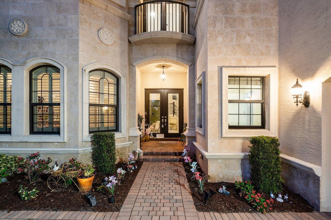 8469 Hawks Gully Avenue