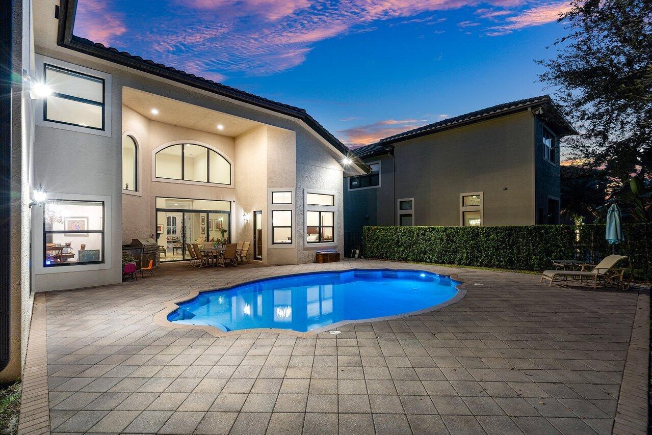8469 Hawks Gully Avenue