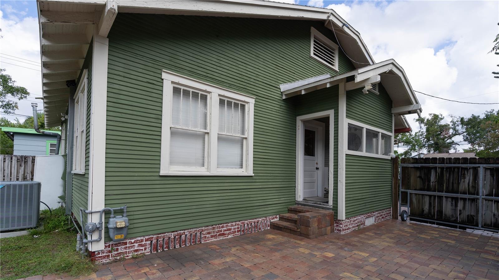 216 W SOUTH AVE