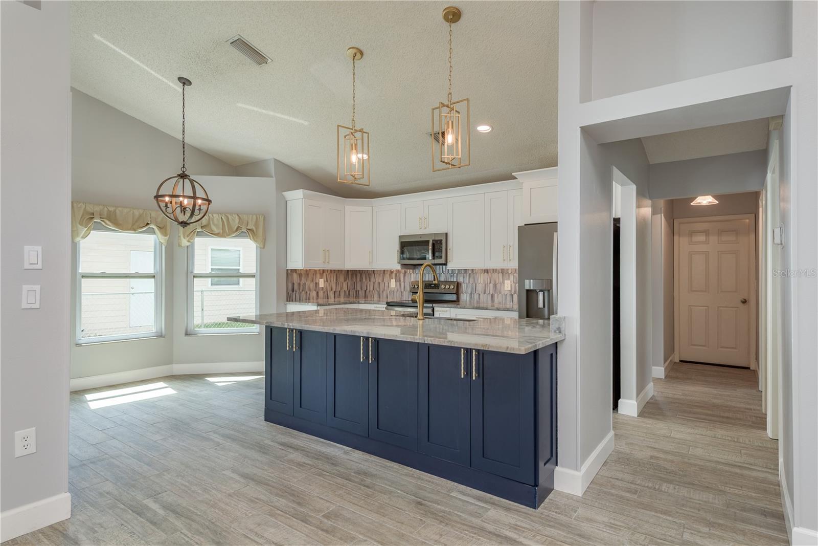 161 LAKE SHORE DR W