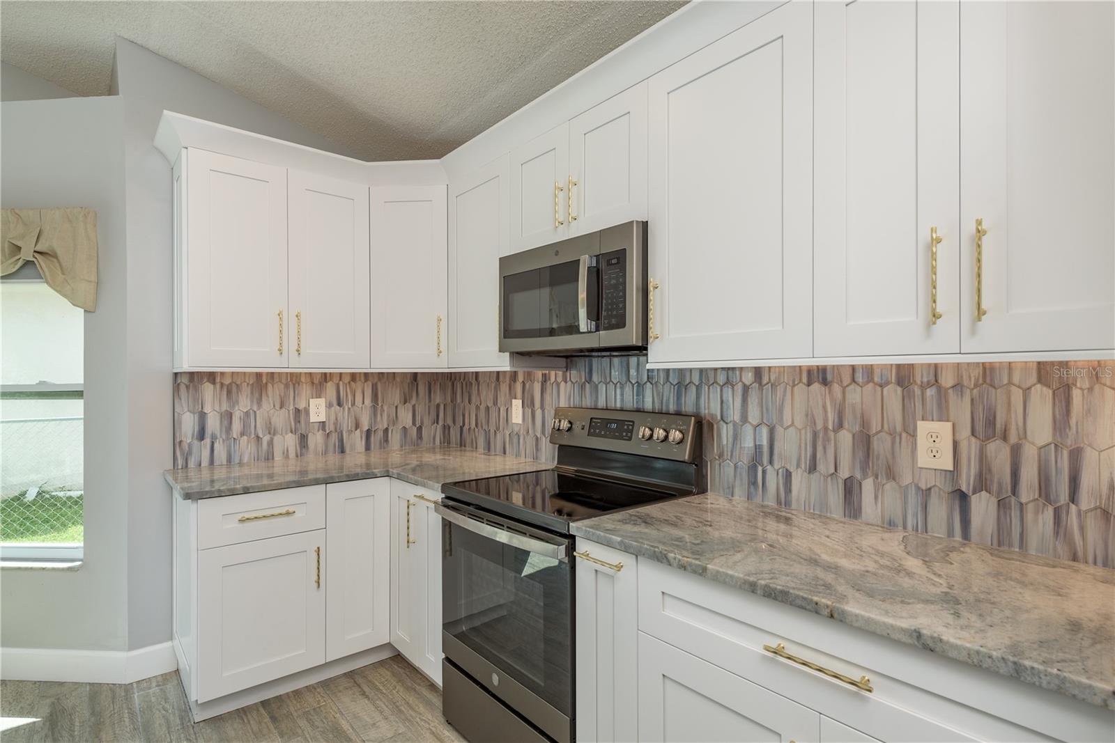 161 LAKE SHORE DR W