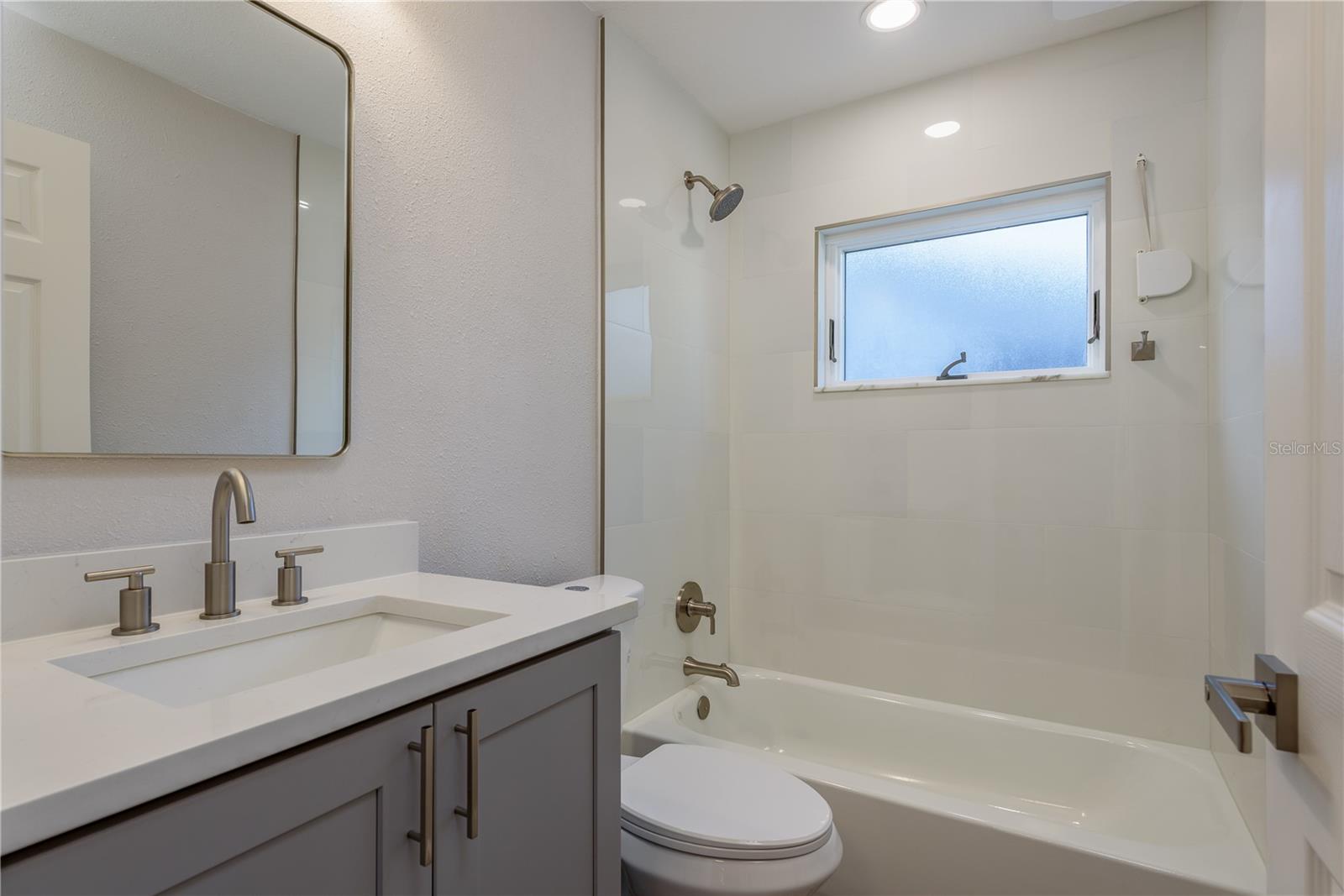 5630 VENETIAN BLVD NE