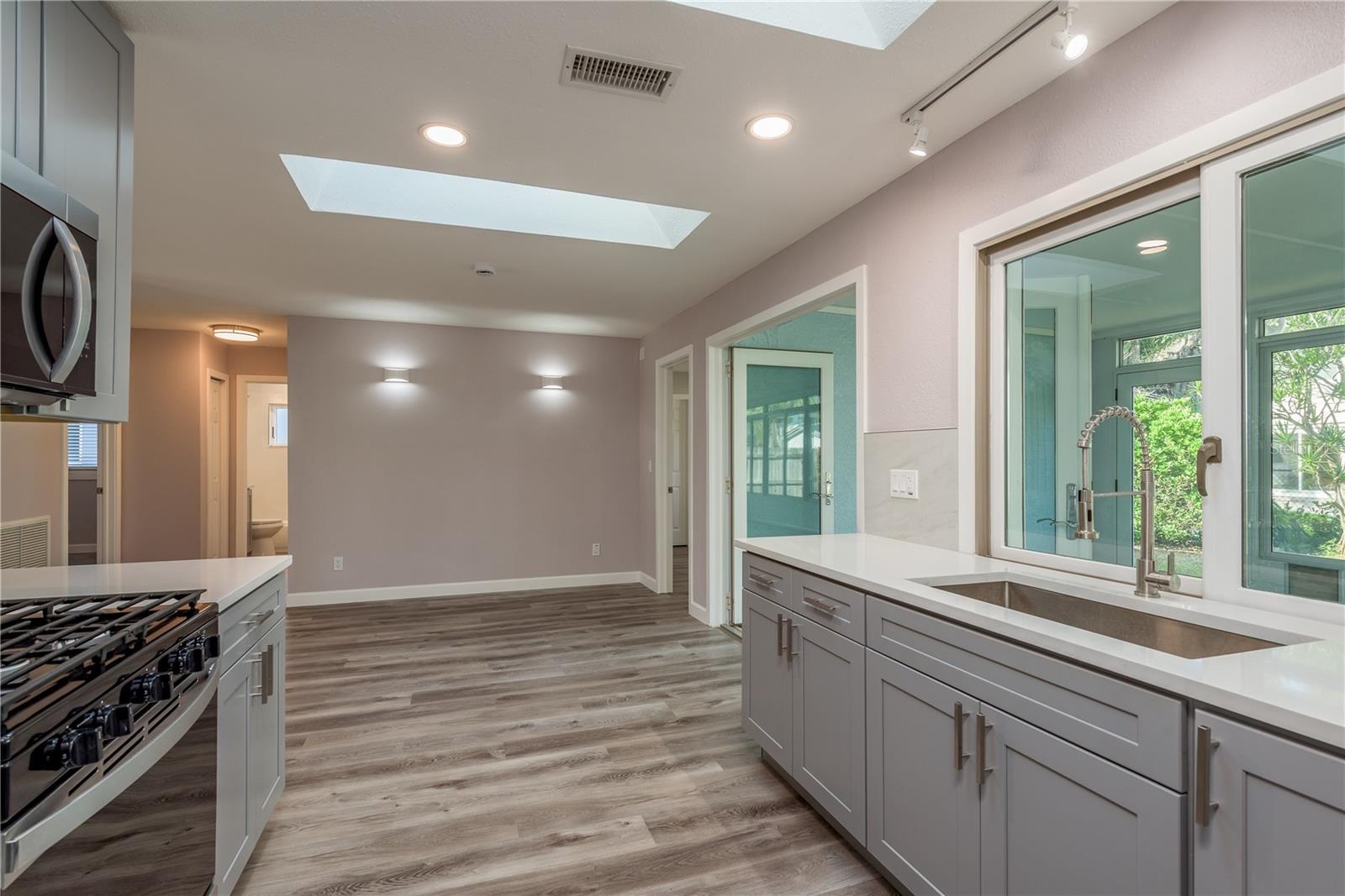 5630 VENETIAN BLVD NE