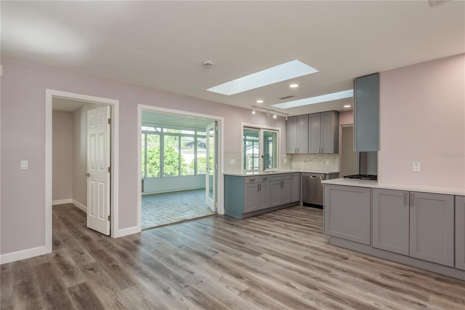 5630 VENETIAN BLVD NE