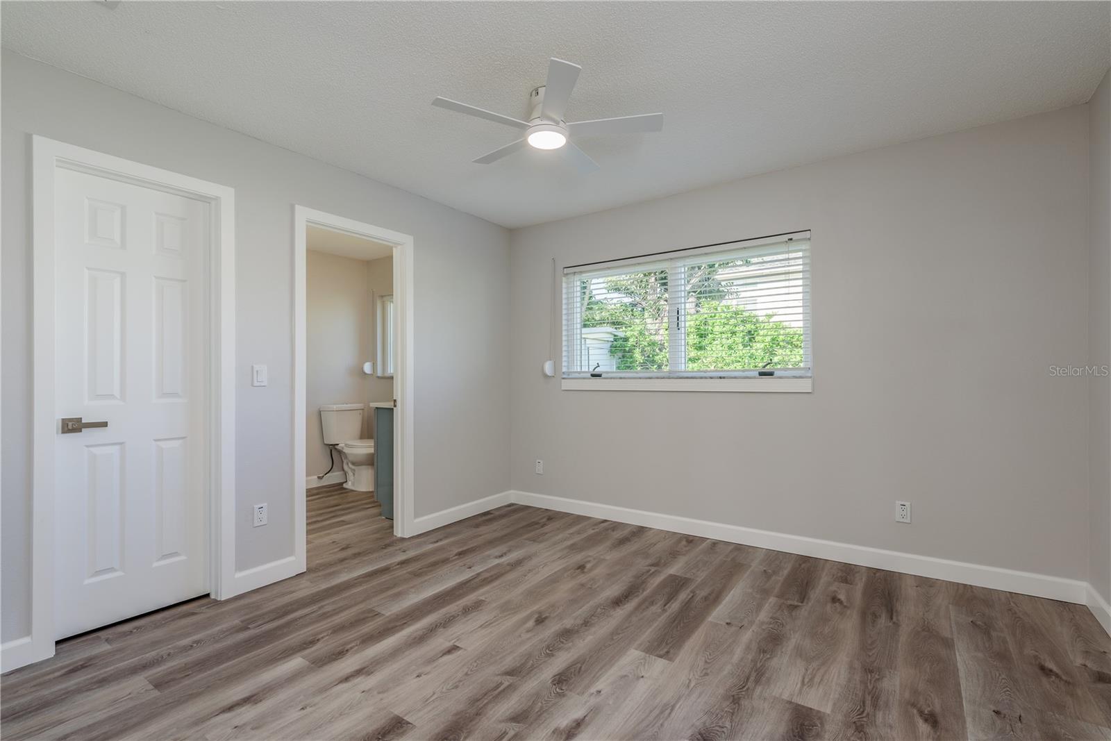 5630 VENETIAN BLVD NE